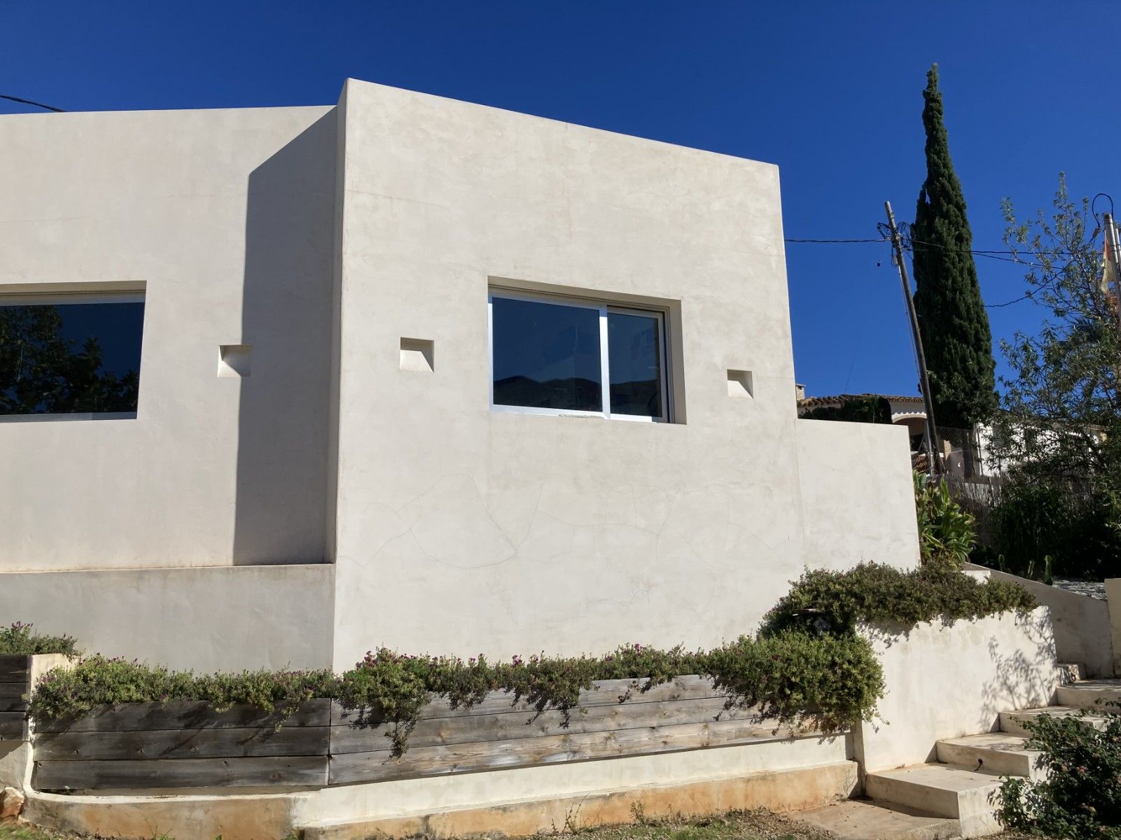Denia: Villa Ibicenca de Lujo con Vistas al Mar y Montaña, Villa ibicenca en Denia, Alicante. Vistas espectaculares al mar y Montgó. A 5 min de playa Marineta Casiana. 2 hab, piscina. ¡Inversión única por 925.000€!