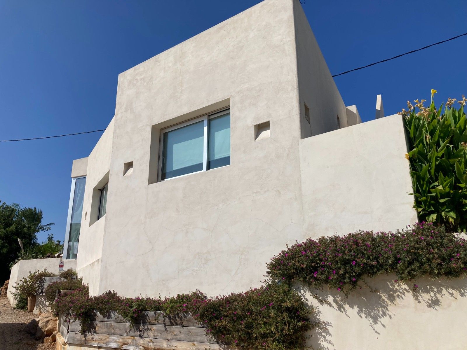 Denia: Villa Ibicenca de Lujo con Vistas al Mar y Montaña, Villa ibicenca en Denia, Alicante. Vistas espectaculares al mar y Montgó. A 5 min de playa Marineta Casiana. 2 hab, piscina. ¡Inversión única por 925.000€!