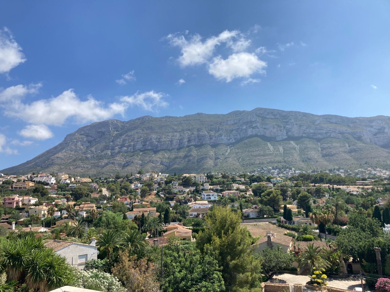 Denia: Villa Ibicenca de Lujo con Vistas al Mar y Montaña, Villa ibicenca en Denia, Alicante. Vistas espectaculares al mar y Montgó. A 5 min de playa Marineta Casiana. 2 hab, piscina. ¡Inversión única por 925.000€!