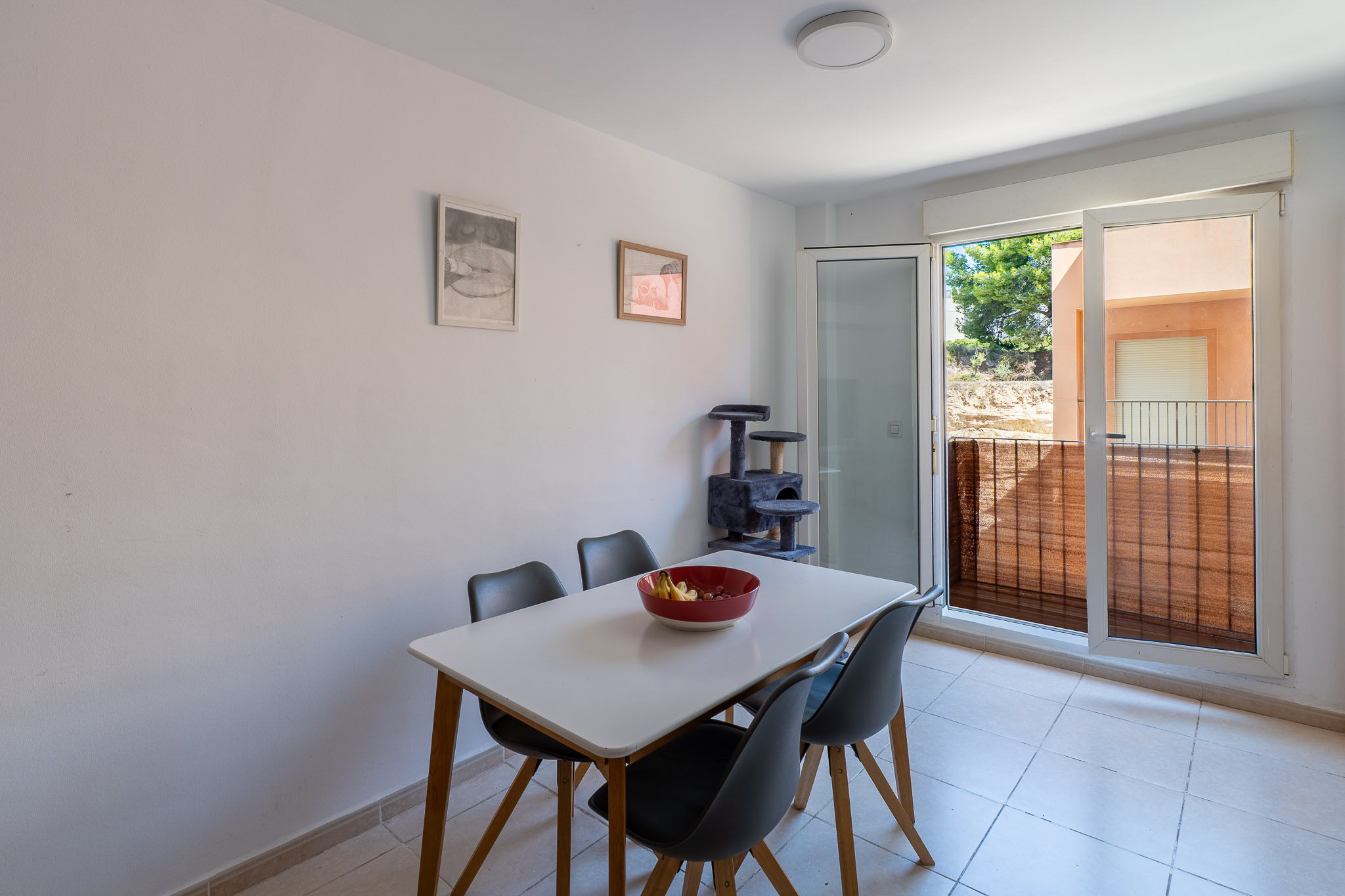 Teulada Centro: Apartamento 3 Dormitorios con Parking Doble., Apartamento en Teulada, Alicante. Disfruta la vida mediterránea en este acogedor piso de 3 dorm, 2 baños y parking doble. Cerca de playas y servicios. ¡Oportuni