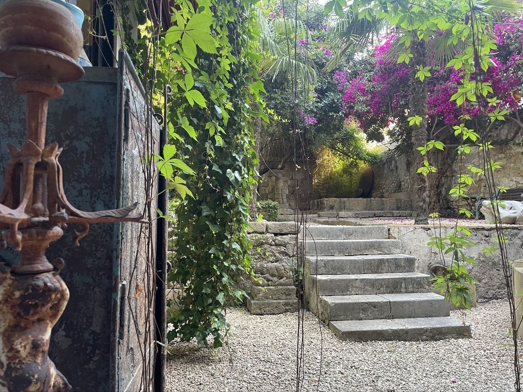 Palacete Histórico Exclusivo: Oportunidad de Inversión en Salamanca, Oportunidad única: Palacete de 1940 cerca de Salamanca. Ideal para Hotel Boutique, residencia de lujo o apartamentos turísticos. Jardín privado. ¡Potencial ilim