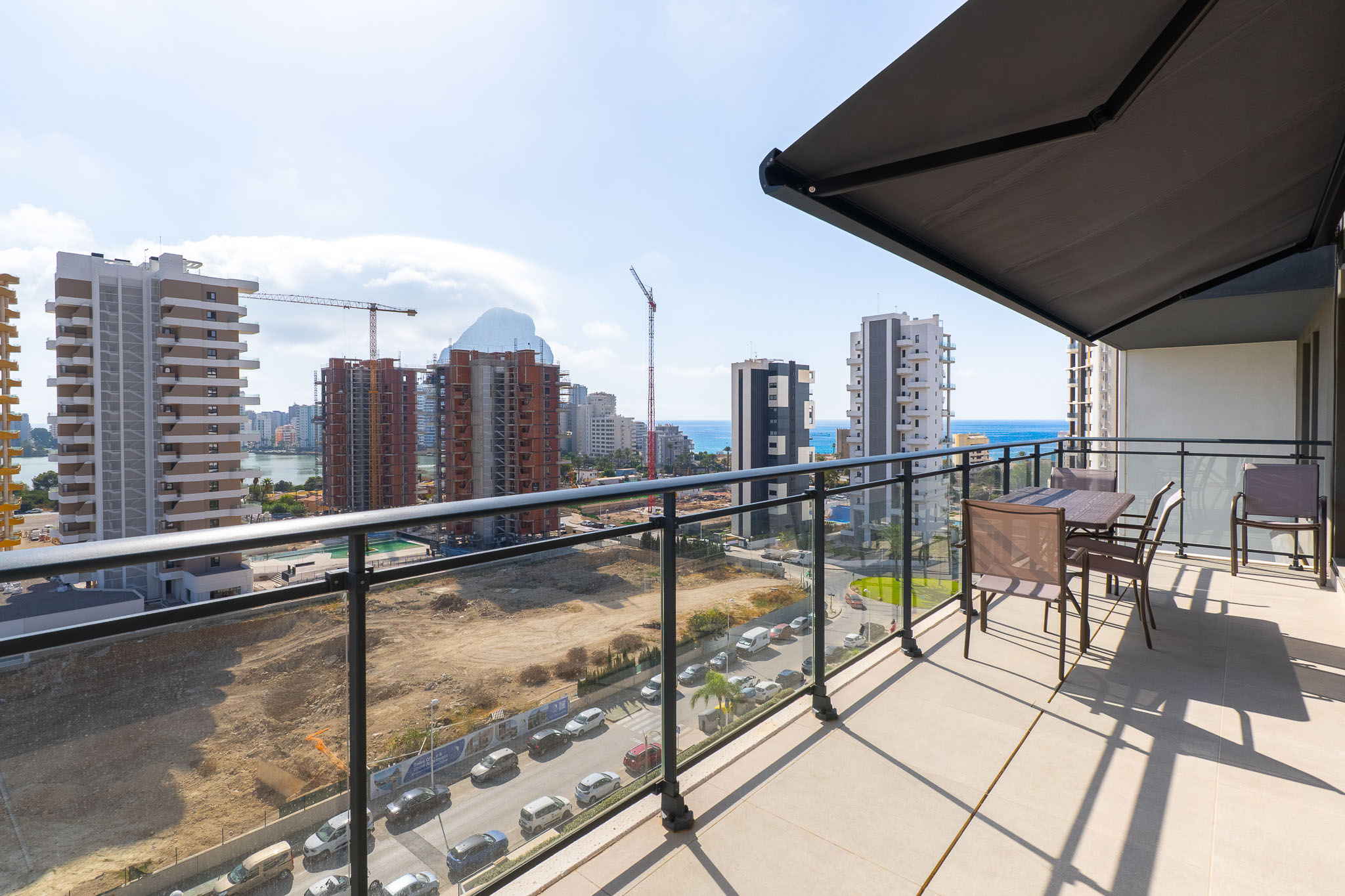 Calpe: Lujoso Apartamento Moderno con Vistas Panorámicas al Mar, Lujoso apartamento moderno en Calpe, Costa Blanca. 3 hab, 2 baños. Vistas panorámicas al mar y Peñón. Edificio 2023, piscina, parking. A 500m playa. ¡Inversión