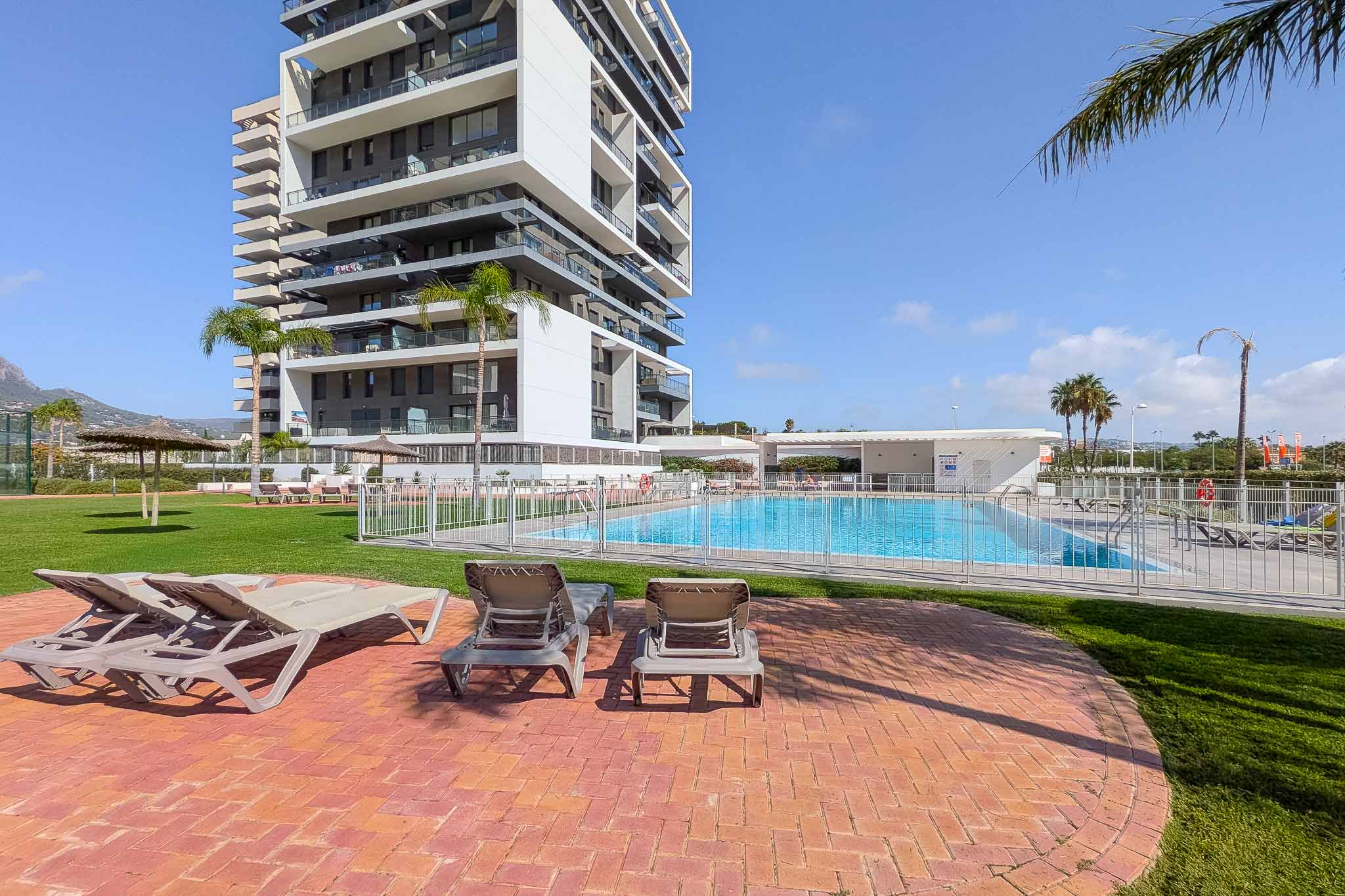 Calpe: Lujoso Apartamento Moderno con Vistas Panorámicas al Mar, Lujoso apartamento moderno en Calpe, Costa Blanca. 3 hab, 2 baños. Vistas panorámicas al mar y Peñón. Edificio 2023, piscina, parking. A 500m playa. ¡Inversión