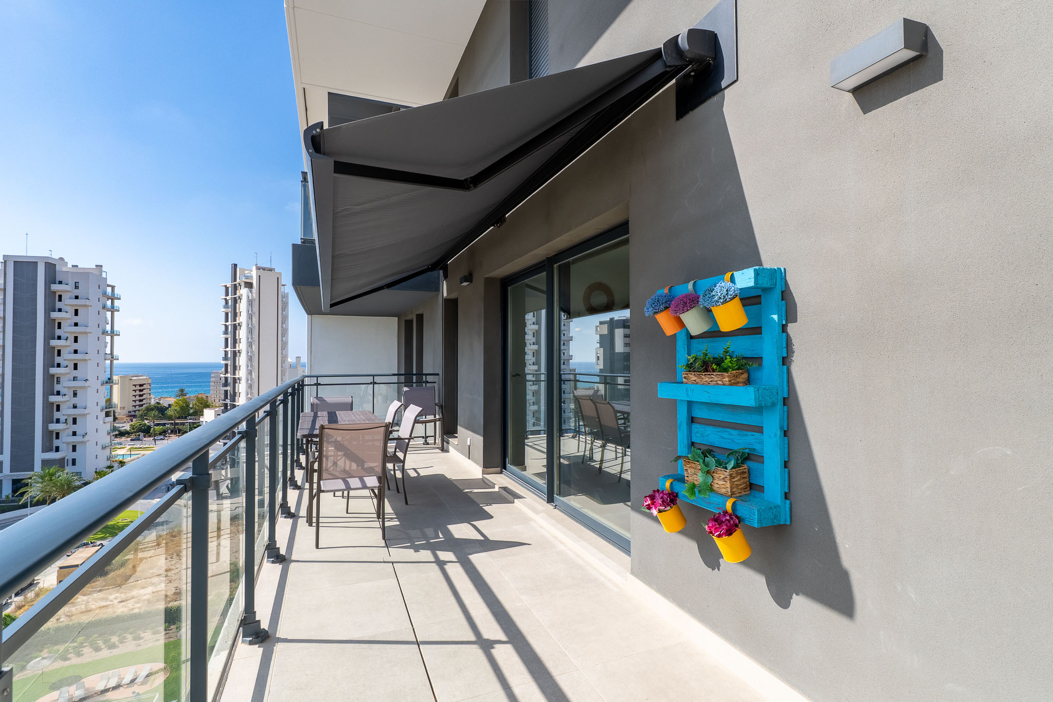 Calpe: Lujoso Apartamento Moderno con Vistas Panorámicas al Mar, Lujoso apartamento moderno en Calpe, Costa Blanca. 3 hab, 2 baños. Vistas panorámicas al mar y Peñón. Edificio 2023, piscina, parking. A 500m playa. ¡Inversión