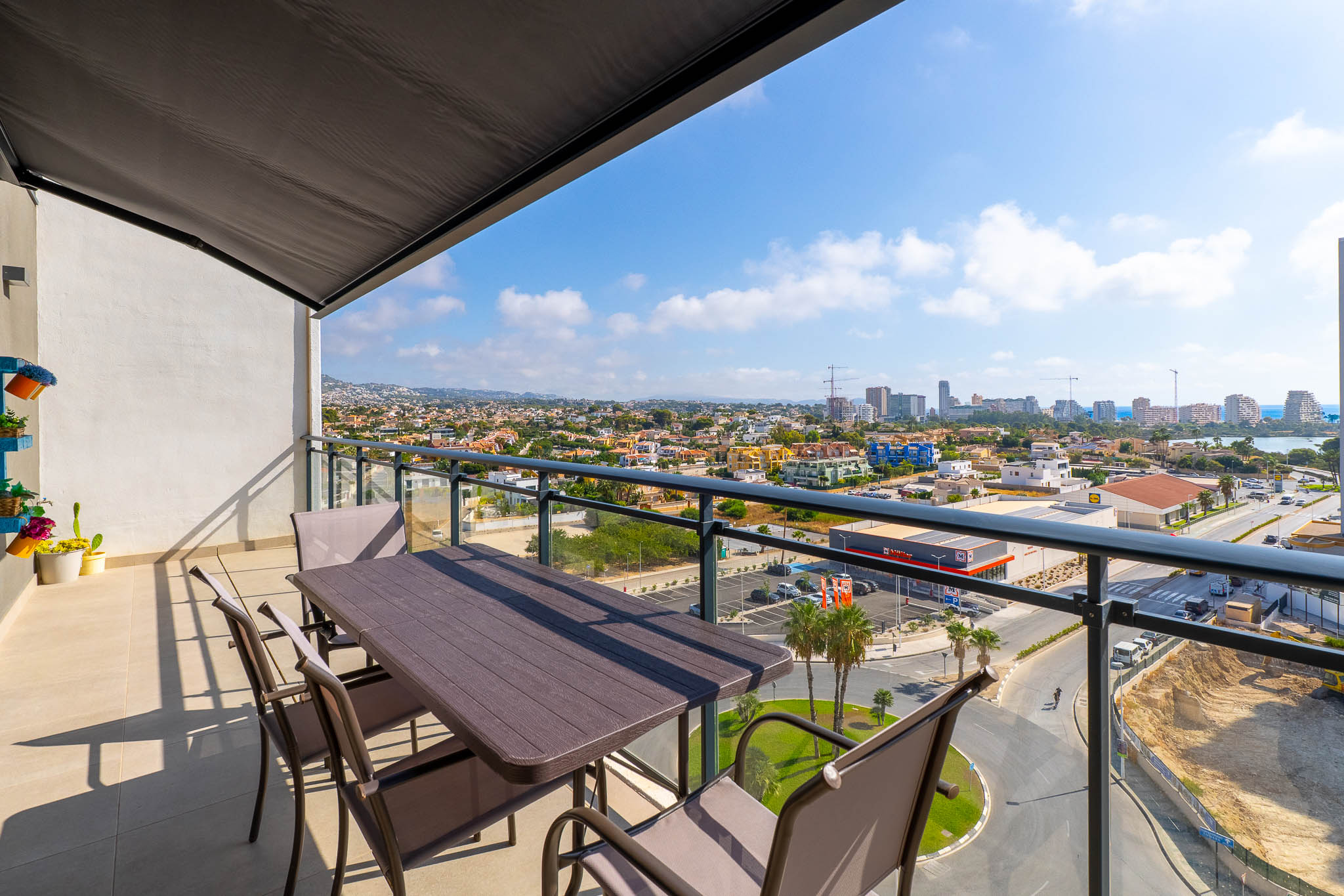 Calpe: Lujoso Apartamento Moderno con Vistas Panorámicas al Mar, Lujoso apartamento moderno en Calpe, Costa Blanca. 3 hab, 2 baños. Vistas panorámicas al mar y Peñón. Edificio 2023, piscina, parking. A 500m playa. ¡Inversión
