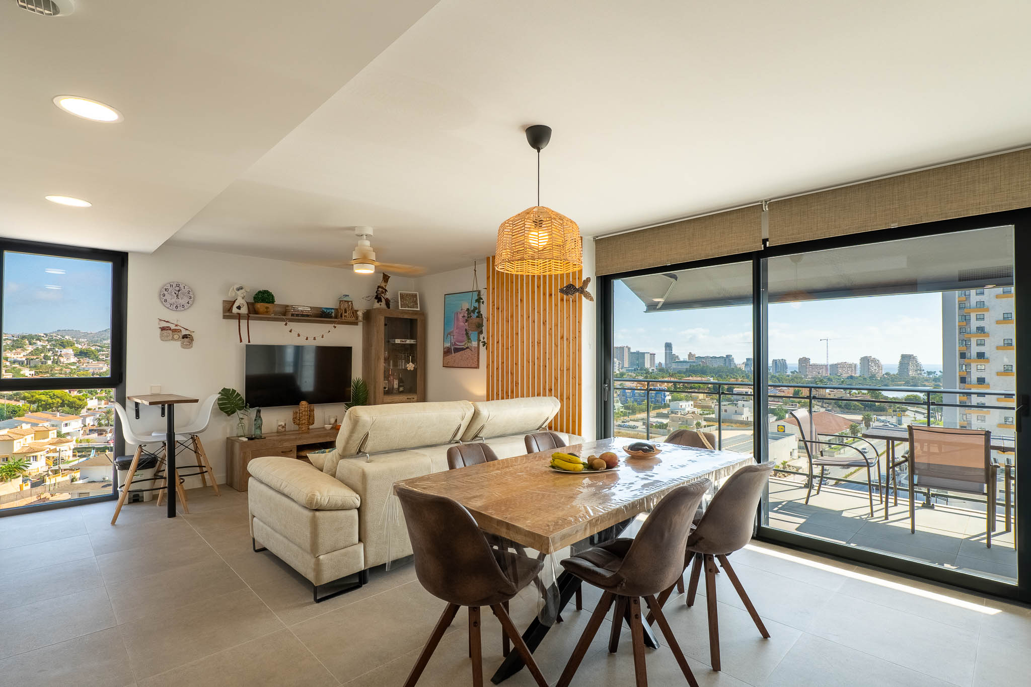 Calpe: Lujoso Apartamento Moderno con Vistas Panorámicas al Mar, Lujoso apartamento moderno en Calpe, Costa Blanca. 3 hab, 2 baños. Vistas panorámicas al mar y Peñón. Edificio 2023, piscina, parking. A 500m playa. ¡Inversión