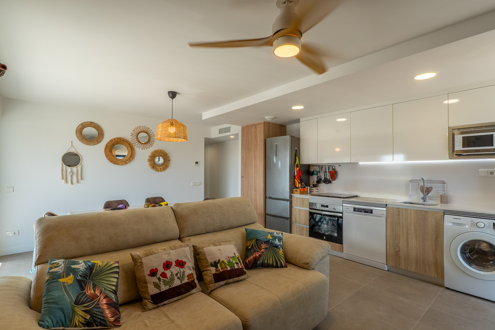 Calpe: Lujoso Apartamento Moderno con Vistas Panorámicas al Mar, Lujoso apartamento moderno en Calpe, Costa Blanca. 3 hab, 2 baños. Vistas panorámicas al mar y Peñón. Edificio 2023, piscina, parking. A 500m playa. ¡Inversión