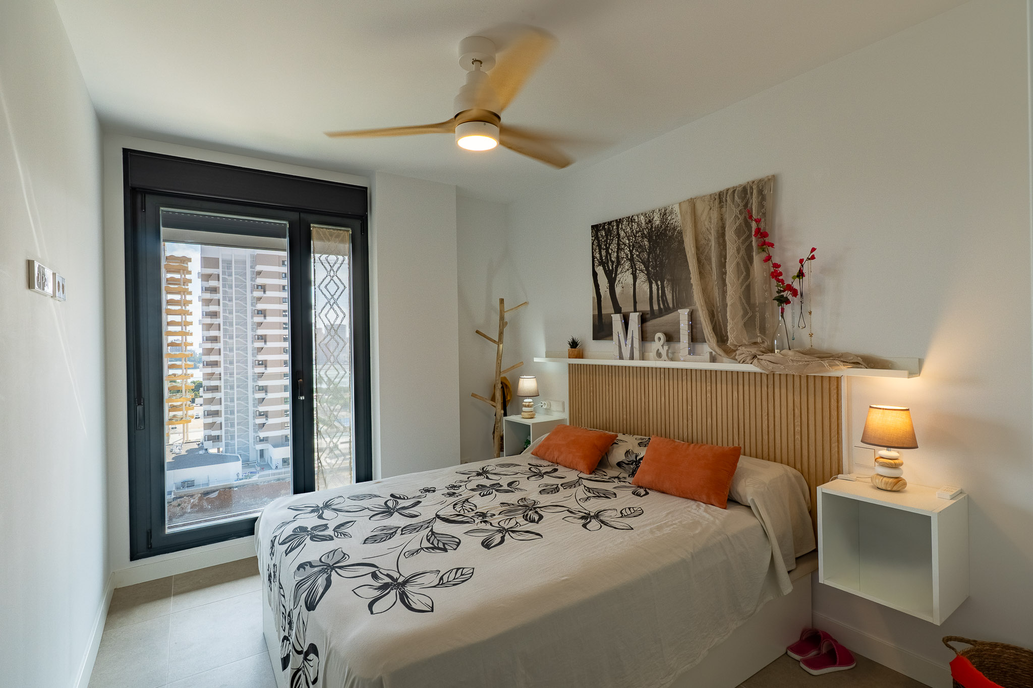 Calpe: Lujoso Apartamento Moderno con Vistas Panorámicas al Mar, Lujoso apartamento moderno en Calpe, Costa Blanca. 3 hab, 2 baños. Vistas panorámicas al mar y Peñón. Edificio 2023, piscina, parking. A 500m playa. ¡Inversión