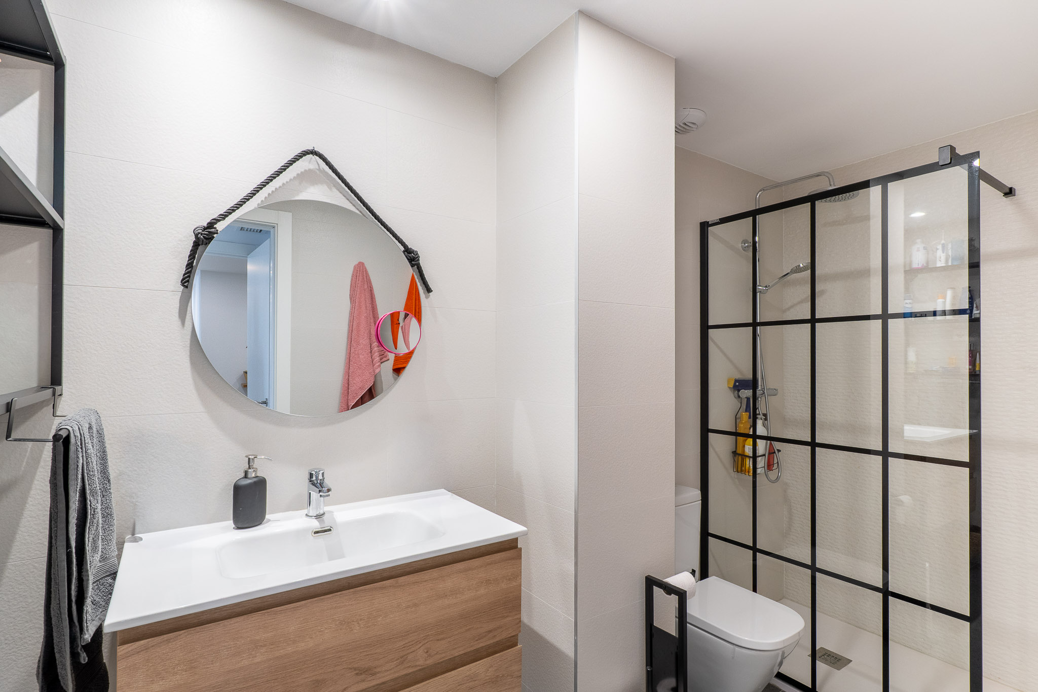Calpe: Lujoso Apartamento Moderno con Vistas Panorámicas al Mar, Lujoso apartamento moderno en Calpe, Costa Blanca. 3 hab, 2 baños. Vistas panorámicas al mar y Peñón. Edificio 2023, piscina, parking. A 500m playa. ¡Inversión
