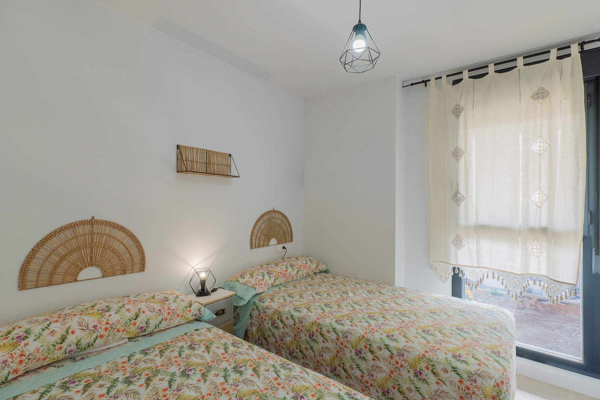 Calpe: Lujoso Apartamento Moderno con Vistas Panorámicas al Mar, Lujoso apartamento moderno en Calpe, Costa Blanca. 3 hab, 2 baños. Vistas panorámicas al mar y Peñón. Edificio 2023, piscina, parking. A 500m playa. ¡Inversión