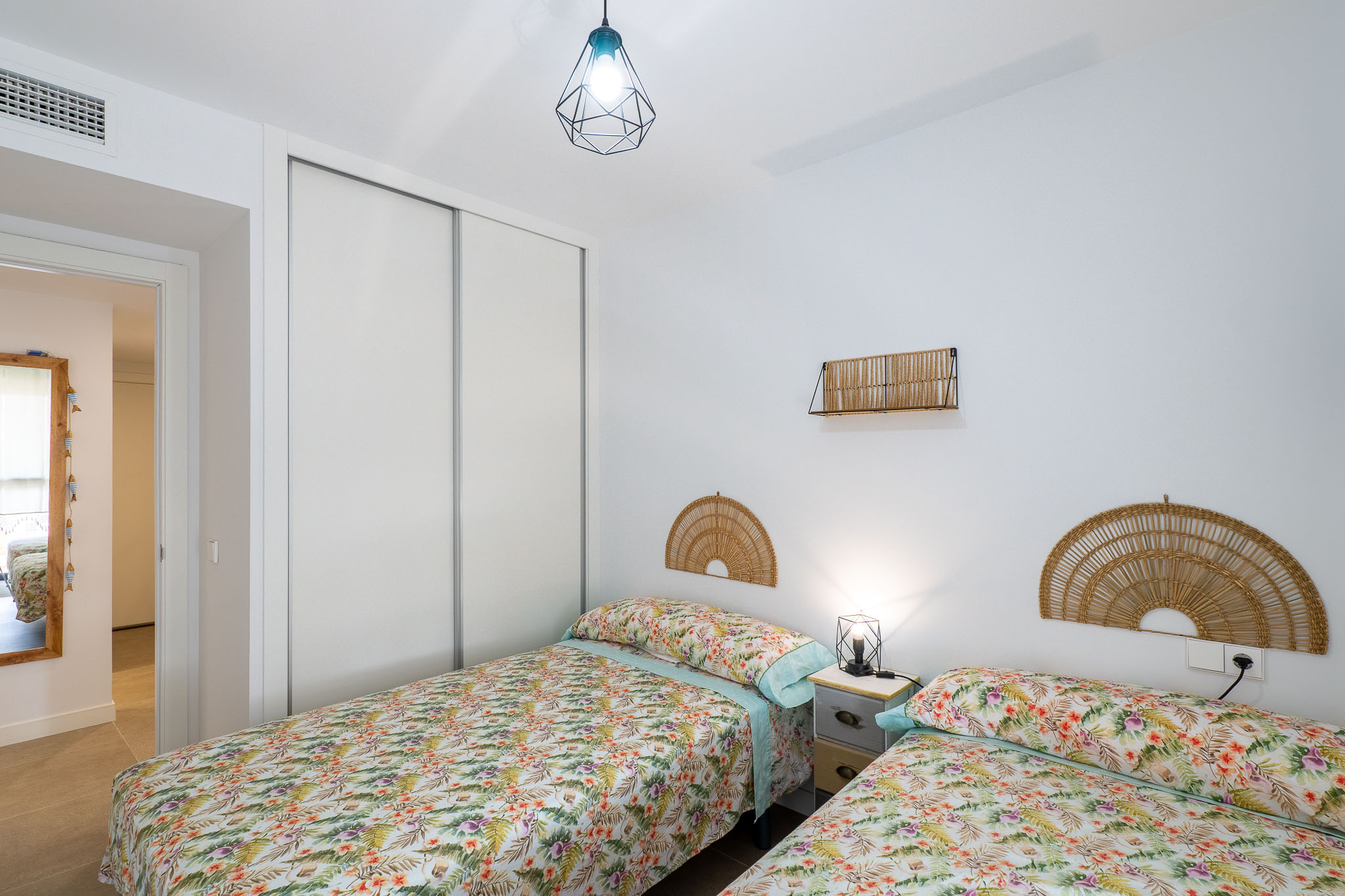 Calpe: Lujoso Apartamento Moderno con Vistas Panorámicas al Mar, Lujoso apartamento moderno en Calpe, Costa Blanca. 3 hab, 2 baños. Vistas panorámicas al mar y Peñón. Edificio 2023, piscina, parking. A 500m playa. ¡Inversión