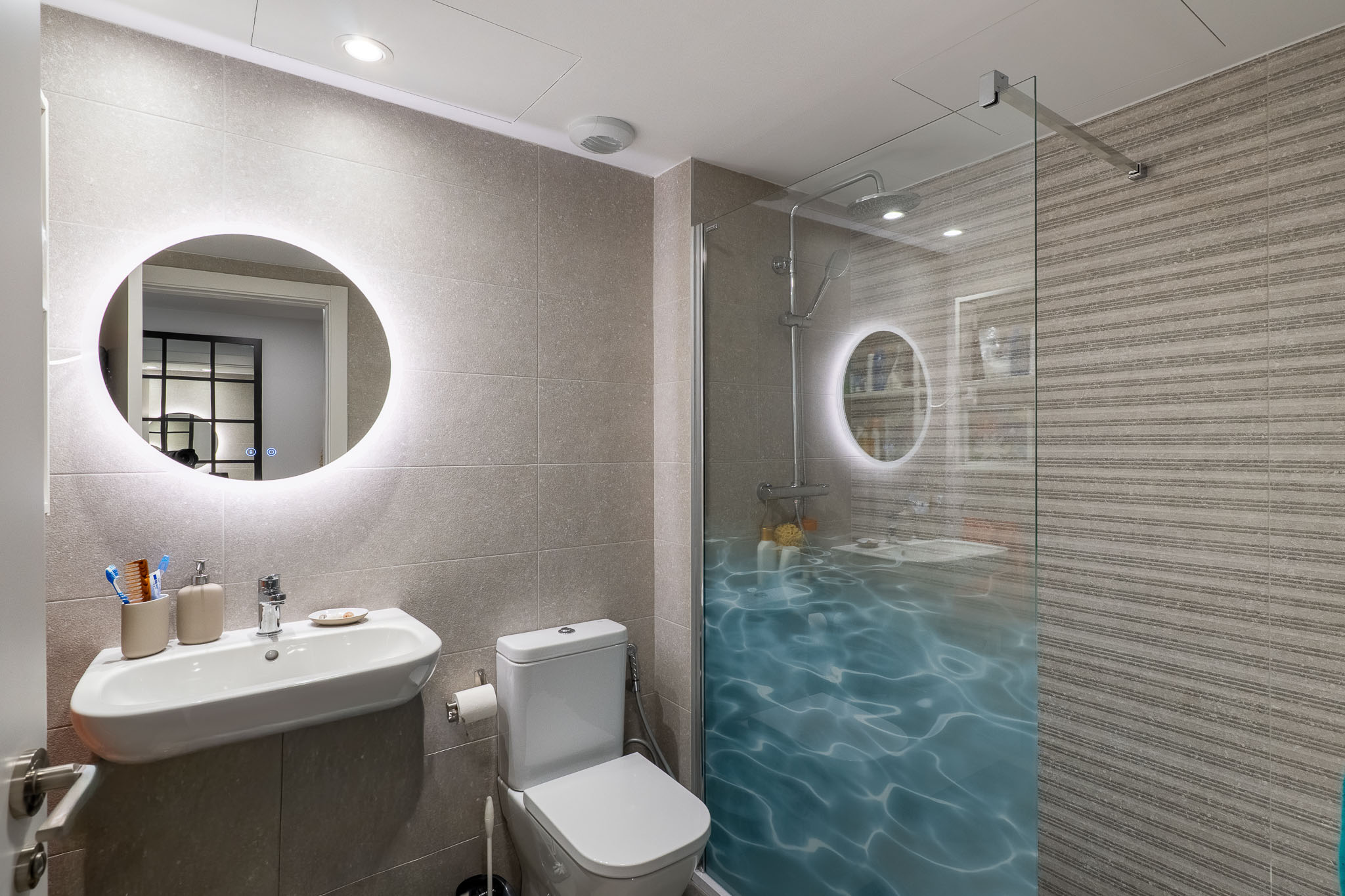 Calpe: Lujoso Apartamento Moderno con Vistas Panorámicas al Mar, Lujoso apartamento moderno en Calpe, Costa Blanca. 3 hab, 2 baños. Vistas panorámicas al mar y Peñón. Edificio 2023, piscina, parking. A 500m playa. ¡Inversión