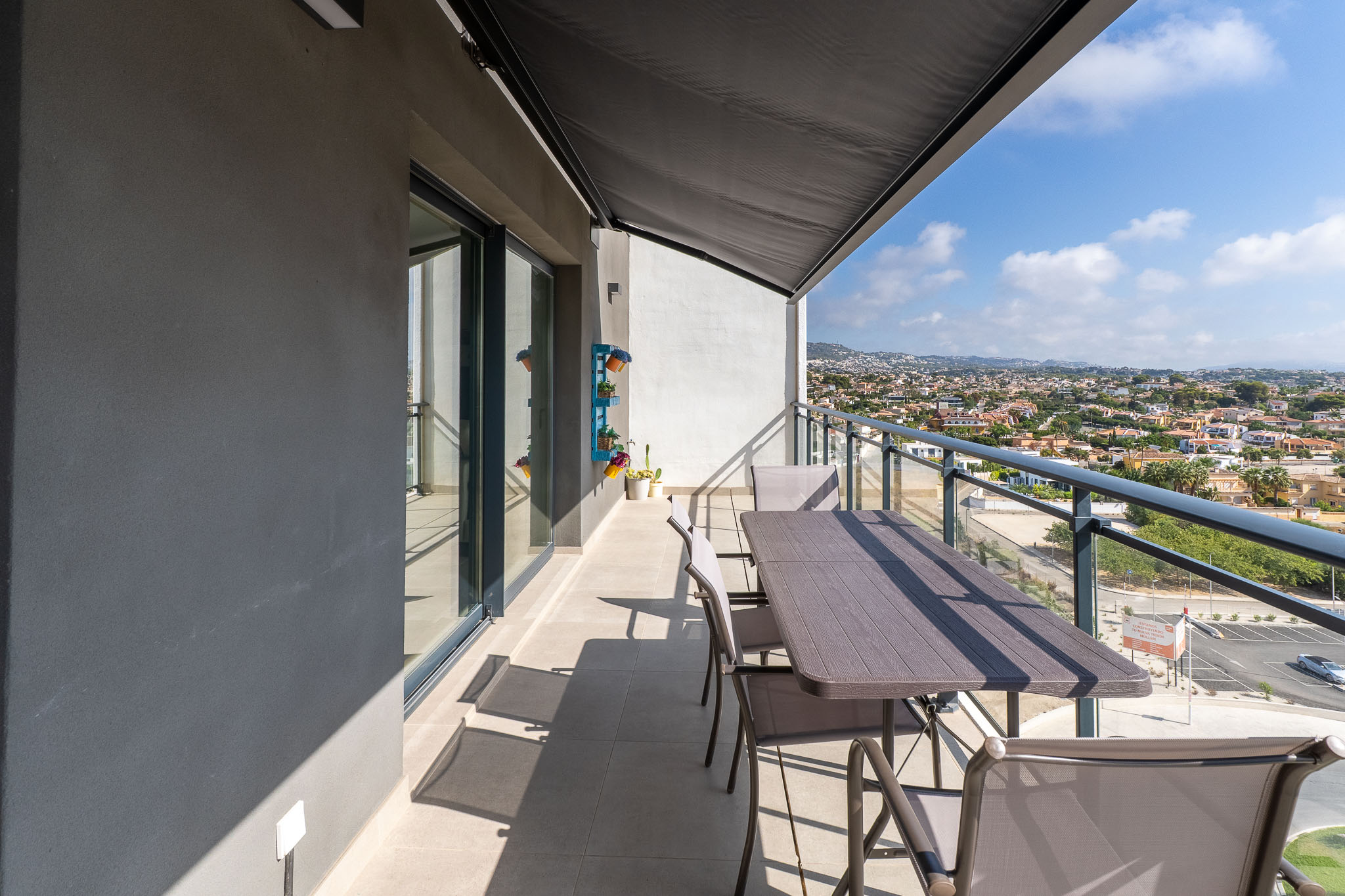 Calpe: Lujoso Apartamento Moderno con Vistas Panorámicas al Mar, Lujoso apartamento moderno en Calpe, Costa Blanca. 3 hab, 2 baños. Vistas panorámicas al mar y Peñón. Edificio 2023, piscina, parking. A 500m playa. ¡Inversión