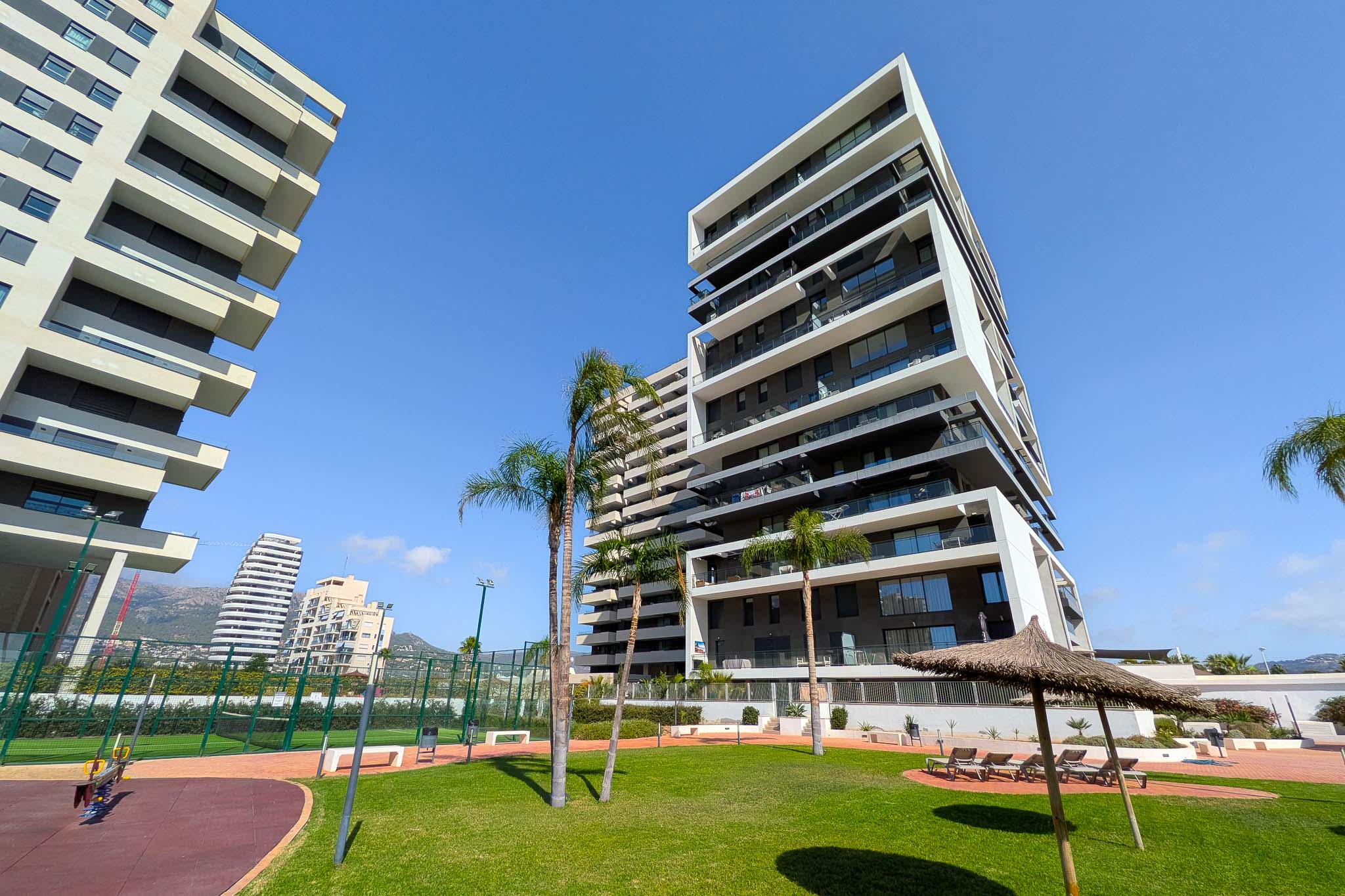 Calpe: Lujoso Apartamento Moderno con Vistas Panorámicas al Mar, Lujoso apartamento moderno en Calpe, Costa Blanca. 3 hab, 2 baños. Vistas panorámicas al mar y Peñón. Edificio 2023, piscina, parking. A 500m playa. ¡Inversión