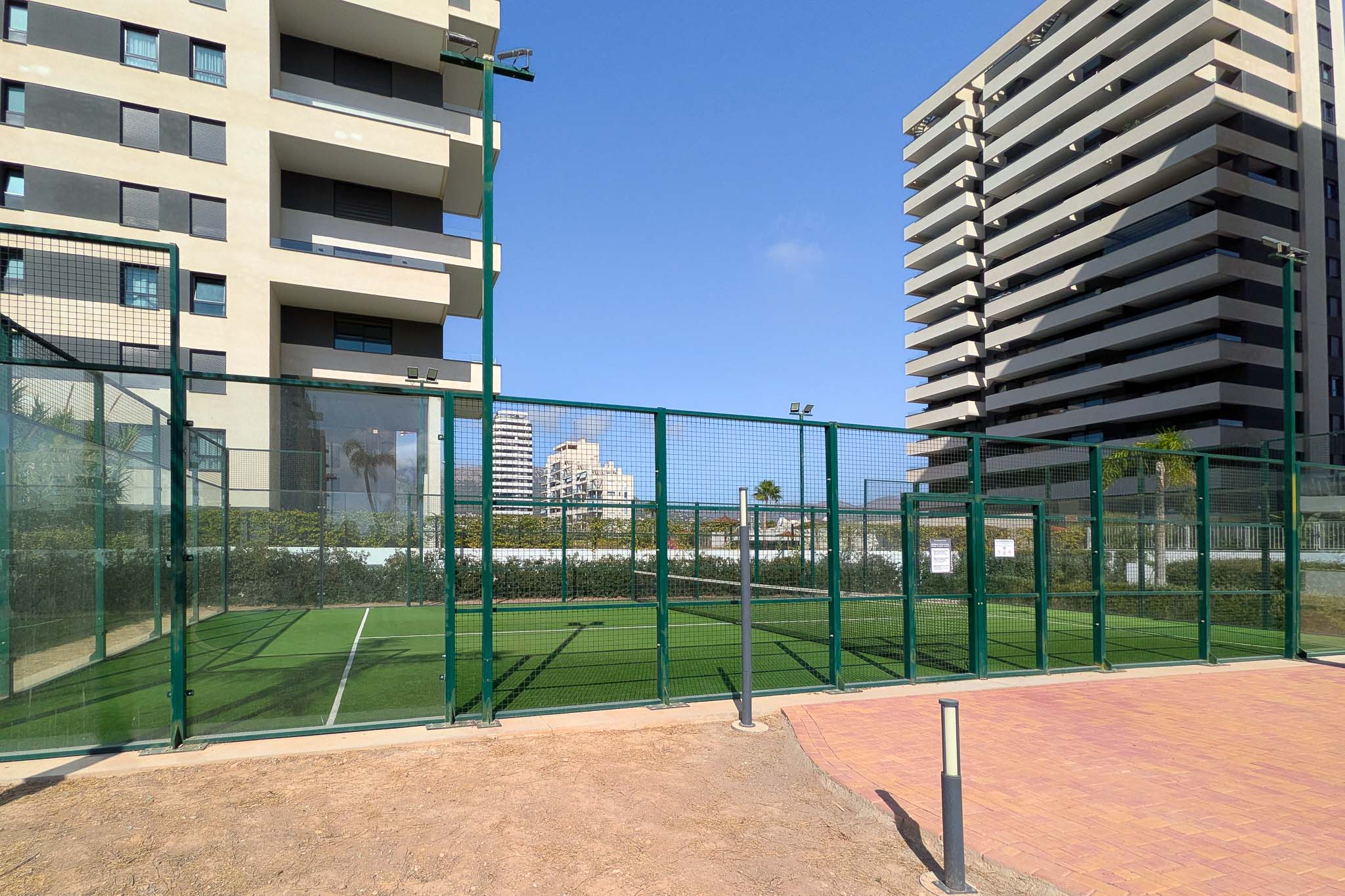 Calpe: Lujoso Apartamento Moderno con Vistas Panorámicas al Mar, Lujoso apartamento moderno en Calpe, Costa Blanca. 3 hab, 2 baños. Vistas panorámicas al mar y Peñón. Edificio 2023, piscina, parking. A 500m playa. ¡Inversión