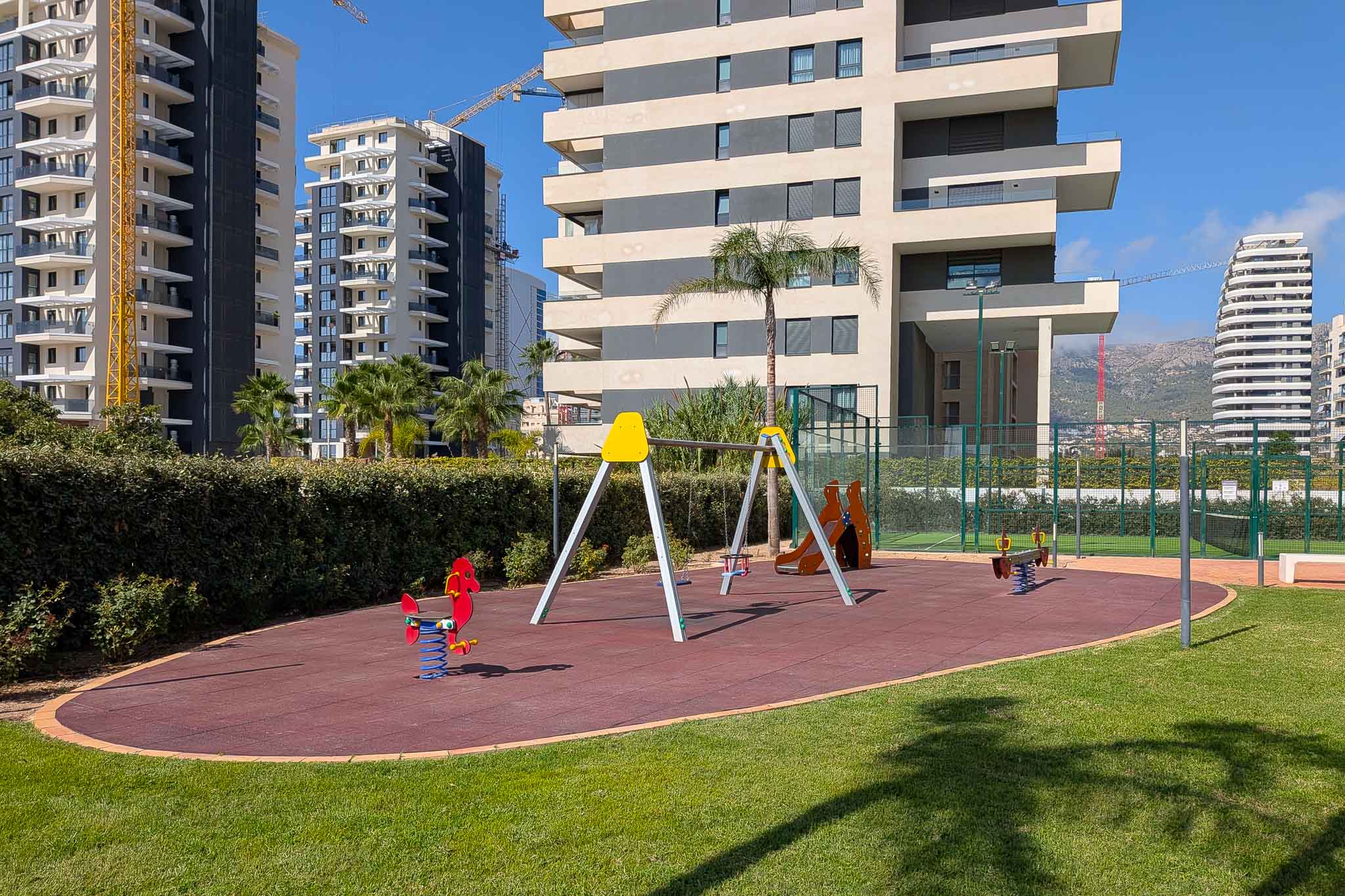 Calpe: Lujoso Apartamento Moderno con Vistas Panorámicas al Mar, Lujoso apartamento moderno en Calpe, Costa Blanca. 3 hab, 2 baños. Vistas panorámicas al mar y Peñón. Edificio 2023, piscina, parking. A 500m playa. ¡Inversión