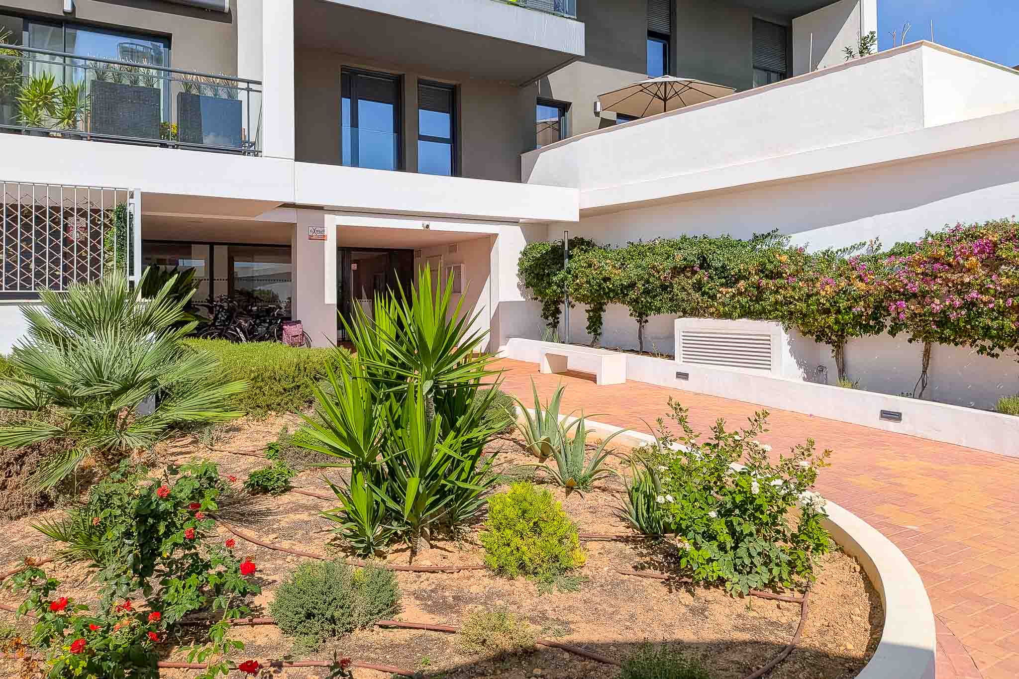 Calpe: Lujoso Apartamento Moderno con Vistas Panorámicas al Mar, Lujoso apartamento moderno en Calpe, Costa Blanca. 3 hab, 2 baños. Vistas panorámicas al mar y Peñón. Edificio 2023, piscina, parking. A 500m playa. ¡Inversión