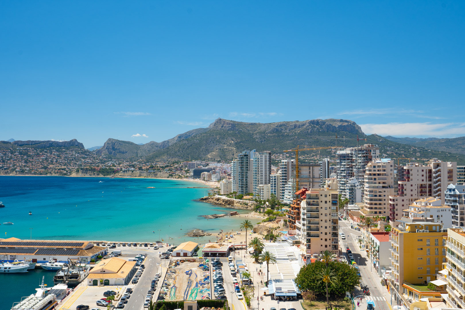 Calpe: Lujoso Apartamento Moderno con Vistas Panorámicas al Mar, Lujoso apartamento moderno en Calpe, Costa Blanca. 3 hab, 2 baños. Vistas panorámicas al mar y Peñón. Edificio 2023, piscina, parking. A 500m playa. ¡Inversión
