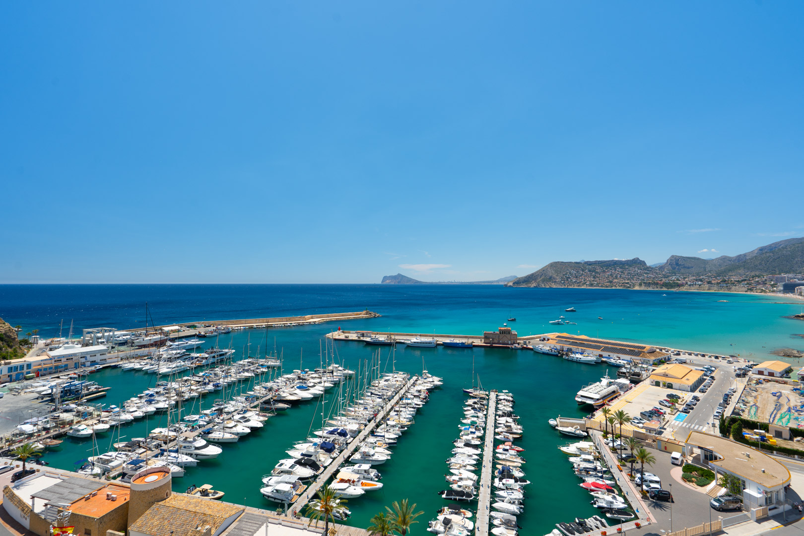Calpe: Lujoso Apartamento Moderno con Vistas Panorámicas al Mar, Lujoso apartamento moderno en Calpe, Costa Blanca. 3 hab, 2 baños. Vistas panorámicas al mar y Peñón. Edificio 2023, piscina, parking. A 500m playa. ¡Inversión
