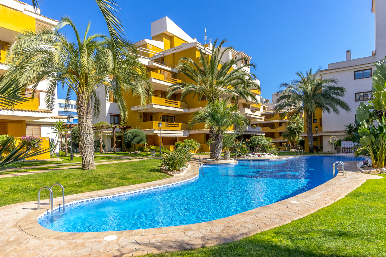 Apartamento con terraza de 40m2 en Punta Prima