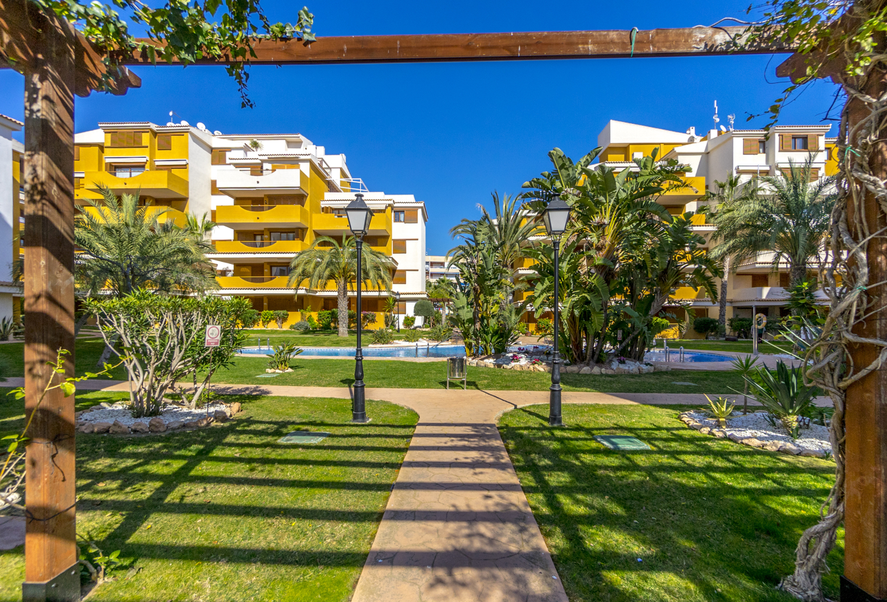Apartamento con terraza de 40m2 en Punta Prima