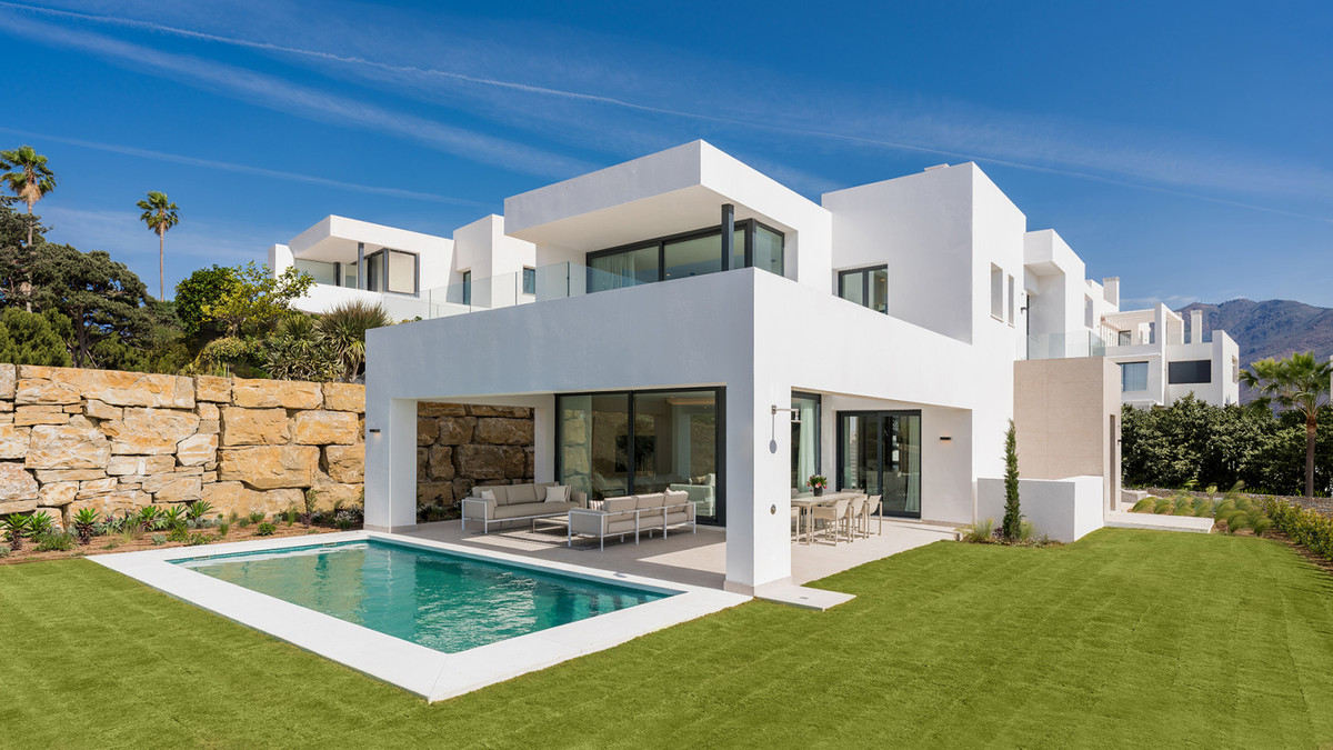 Estepona Golf: Villa de Lujo con Vistas al Mar, Descubre 10 villas de lujo en Estepona Golf, Málaga. Vistas espectaculares al mar y golf. Obra nueva con 3-6 dorm. Cerca de playa y servicios. ¡Tu estilo de vid