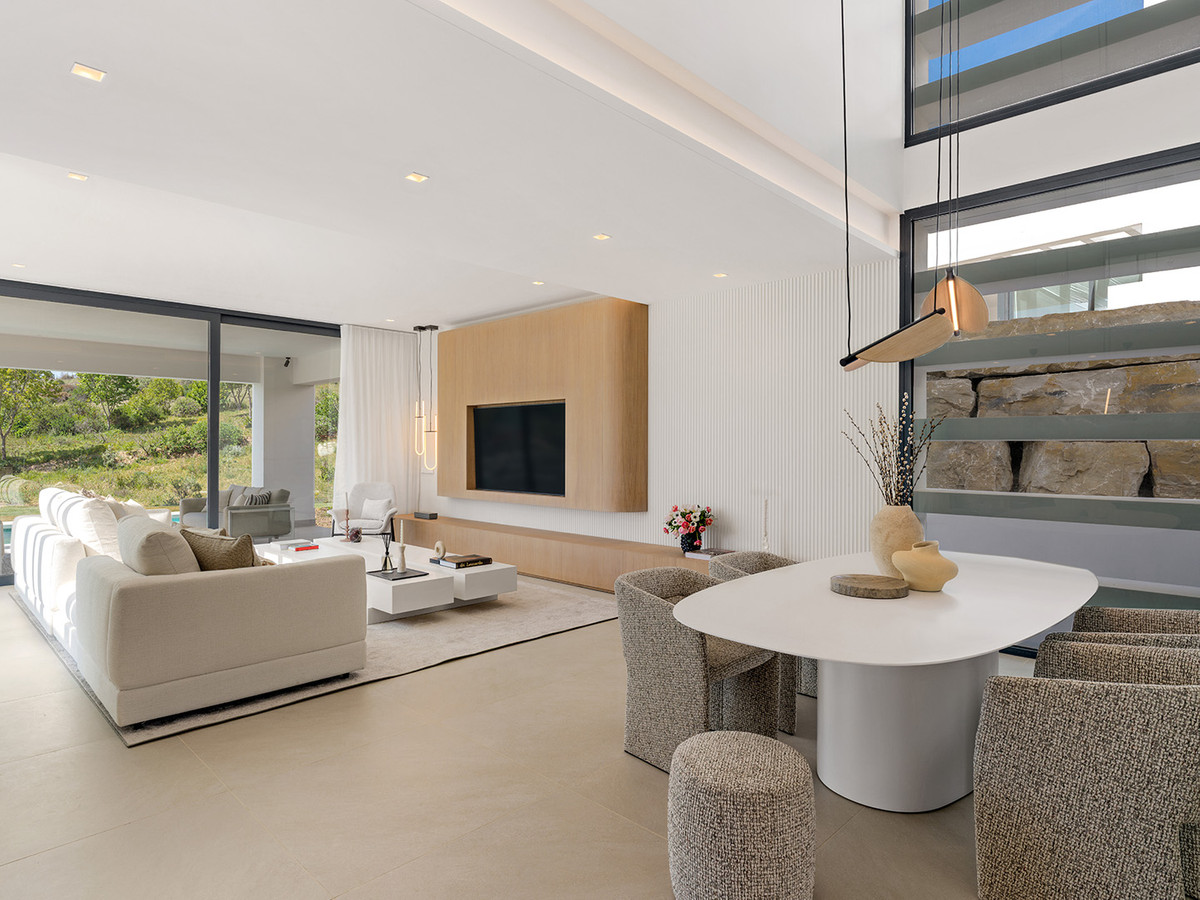 Estepona Golf: Villa de Lujo con Vistas al Mar, Descubre 10 villas de lujo en Estepona Golf, Málaga. Vistas espectaculares al mar y golf. Obra nueva con 3-6 dorm. Cerca de playa y servicios. ¡Tu estilo de vid