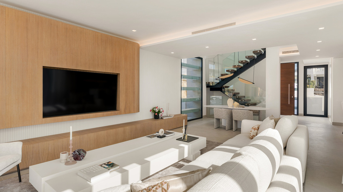 Estepona Golf: Villa de Lujo con Vistas al Mar, Descubre 10 villas de lujo en Estepona Golf, Málaga. Vistas espectaculares al mar y golf. Obra nueva con 3-6 dorm. Cerca de playa y servicios. ¡Tu estilo de vid