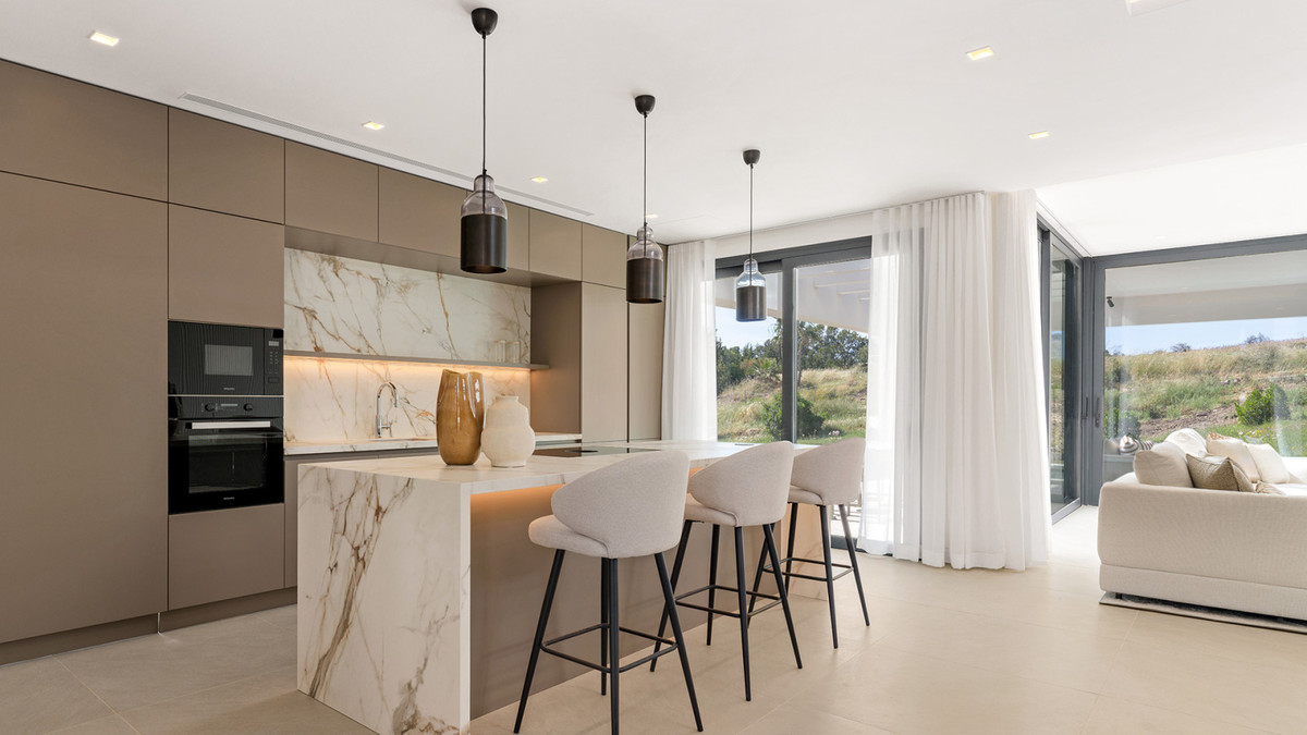 Estepona Golf: Villa de Lujo con Vistas al Mar, Descubre 10 villas de lujo en Estepona Golf, Málaga. Vistas espectaculares al mar y golf. Obra nueva con 3-6 dorm. Cerca de playa y servicios. ¡Tu estilo de vid