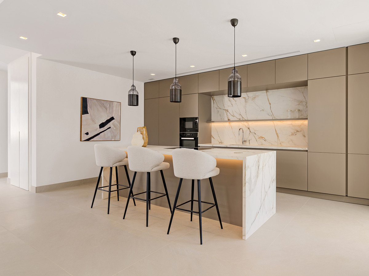 Estepona Golf: Villa de Lujo con Vistas al Mar, Descubre 10 villas de lujo en Estepona Golf, Málaga. Vistas espectaculares al mar y golf. Obra nueva con 3-6 dorm. Cerca de playa y servicios. ¡Tu estilo de vid