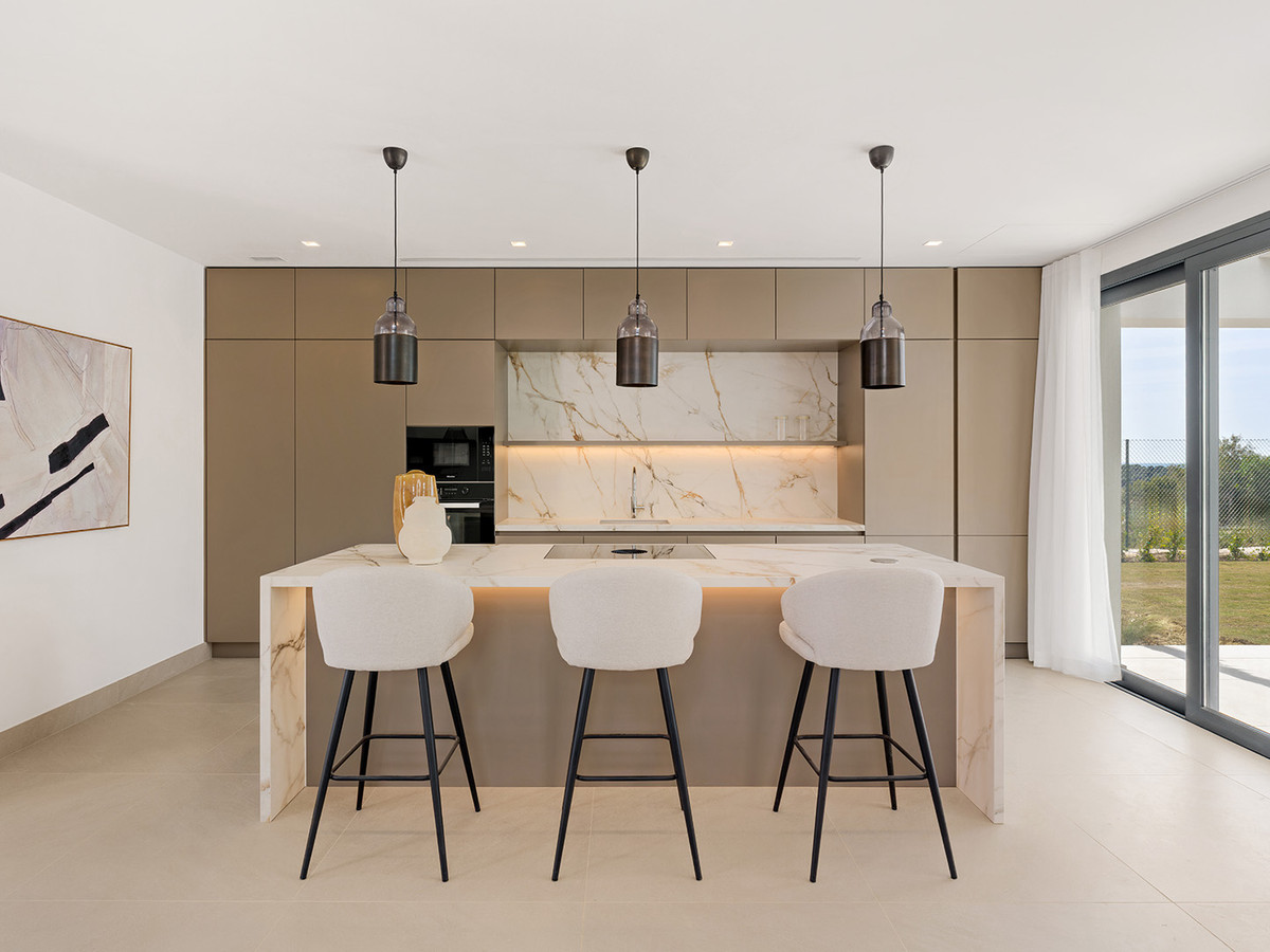 Estepona Golf: Villa de Lujo con Vistas al Mar, Descubre 10 villas de lujo en Estepona Golf, Málaga. Vistas espectaculares al mar y golf. Obra nueva con 3-6 dorm. Cerca de playa y servicios. ¡Tu estilo de vid