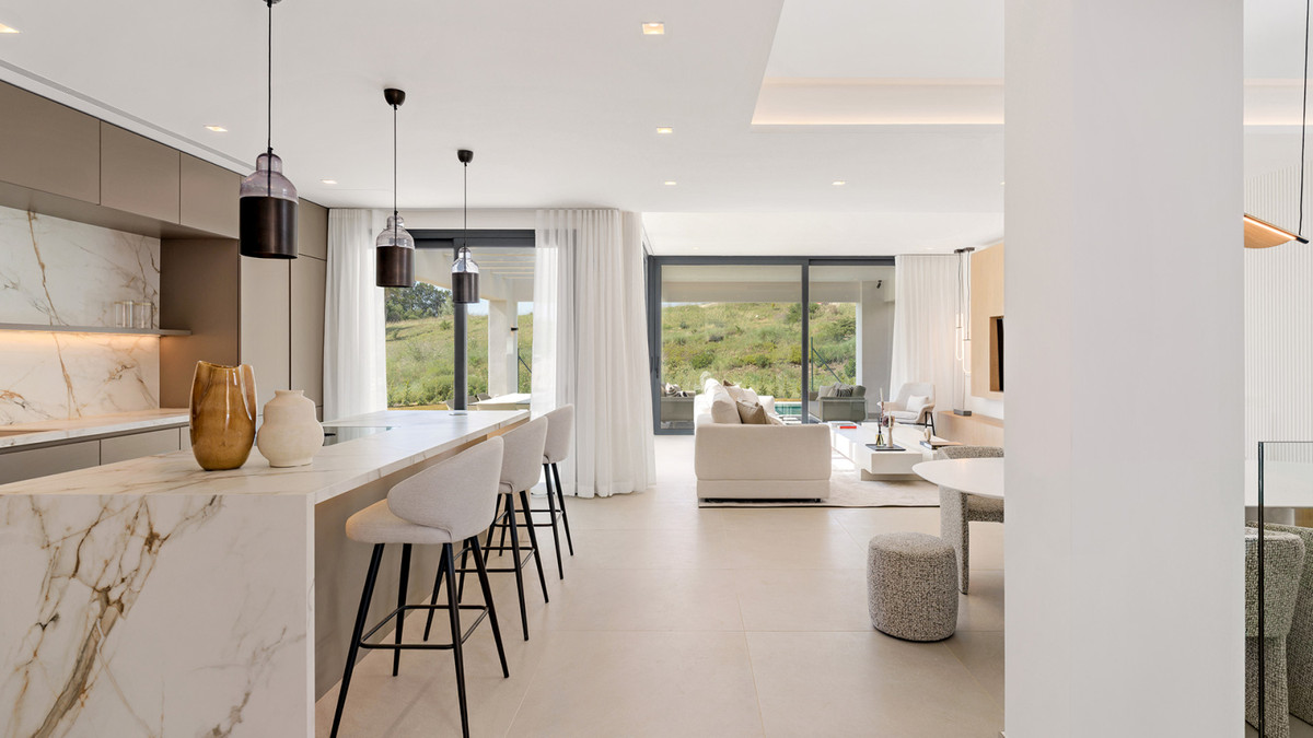 Estepona Golf: Villa de Lujo con Vistas al Mar, Descubre 10 villas de lujo en Estepona Golf, Málaga. Vistas espectaculares al mar y golf. Obra nueva con 3-6 dorm. Cerca de playa y servicios. ¡Tu estilo de vid