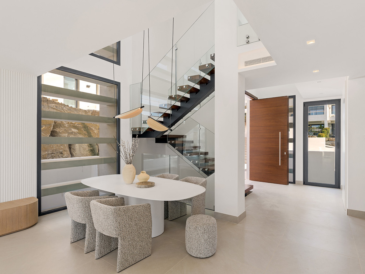 Estepona Golf: Villa de Lujo con Vistas al Mar, Descubre 10 villas de lujo en Estepona Golf, Málaga. Vistas espectaculares al mar y golf. Obra nueva con 3-6 dorm. Cerca de playa y servicios. ¡Tu estilo de vid