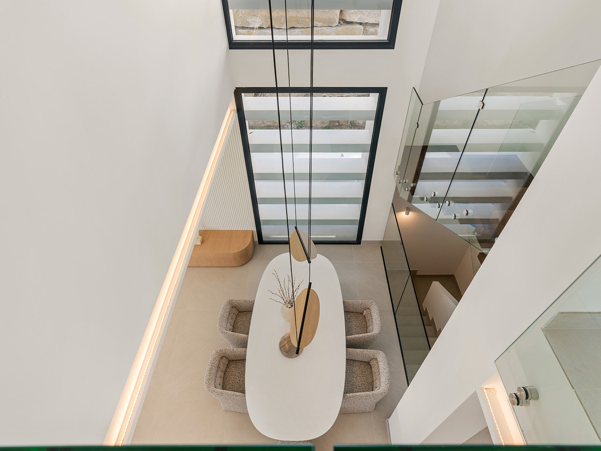 Estepona Golf: Villa de Lujo con Vistas al Mar, Descubre 10 villas de lujo en Estepona Golf, Málaga. Vistas espectaculares al mar y golf. Obra nueva con 3-6 dorm. Cerca de playa y servicios. ¡Tu estilo de vid