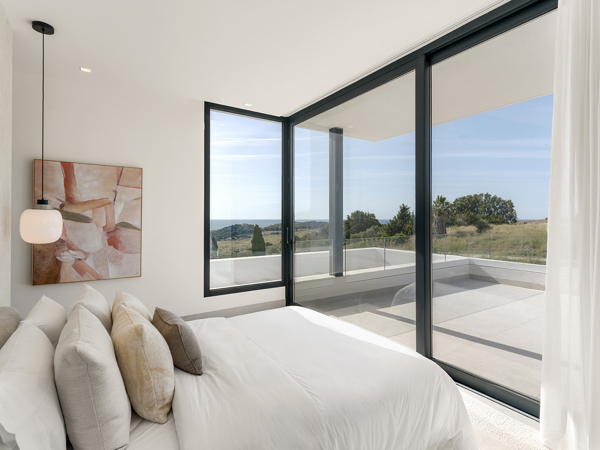 Estepona Golf: Villa de Lujo con Vistas al Mar, Descubre 10 villas de lujo en Estepona Golf, Málaga. Vistas espectaculares al mar y golf. Obra nueva con 3-6 dorm. Cerca de playa y servicios. ¡Tu estilo de vid