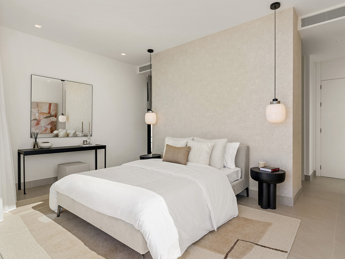 Estepona Golf: Villa de Lujo con Vistas al Mar, Descubre 10 villas de lujo en Estepona Golf, Málaga. Vistas espectaculares al mar y golf. Obra nueva con 3-6 dorm. Cerca de playa y servicios. ¡Tu estilo de vid