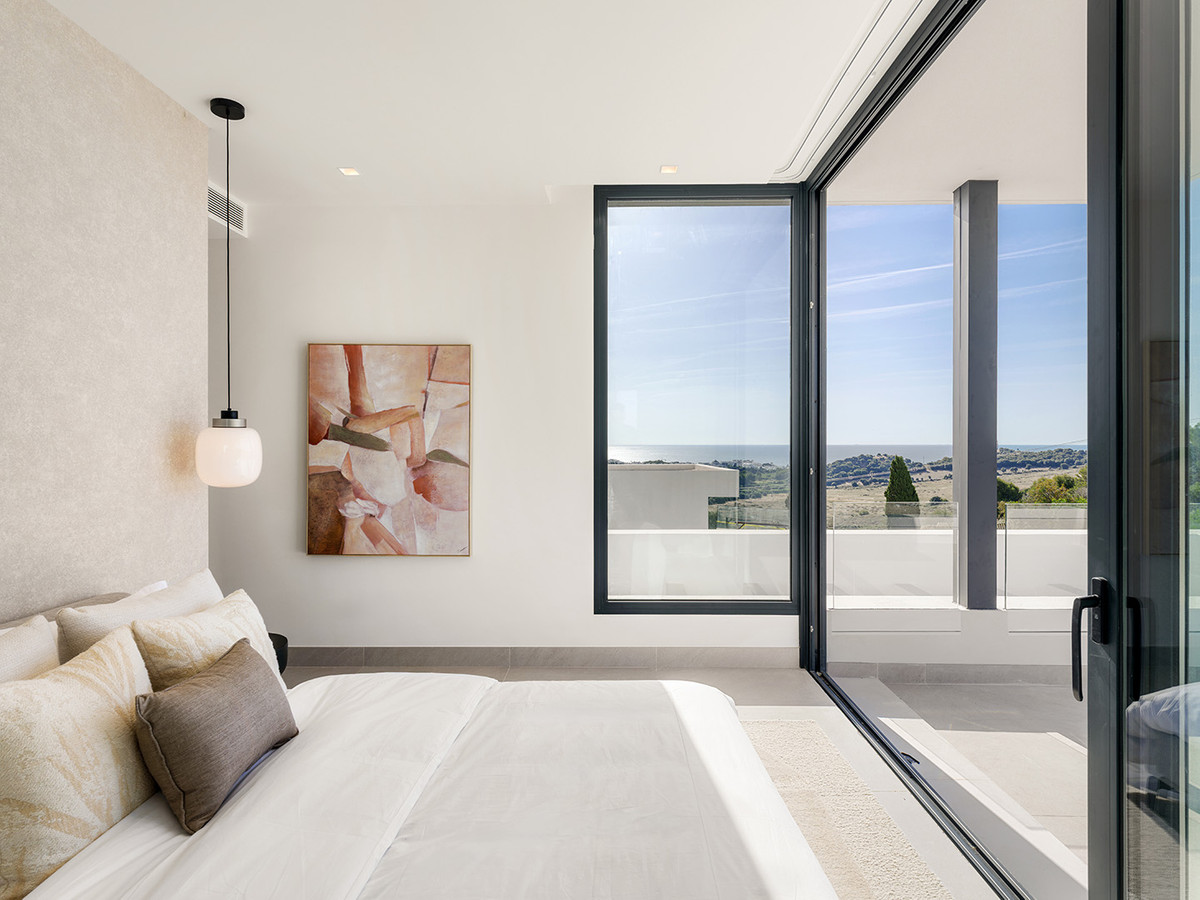 Estepona Golf: Villa de Lujo con Vistas al Mar, Descubre 10 villas de lujo en Estepona Golf, Málaga. Vistas espectaculares al mar y golf. Obra nueva con 3-6 dorm. Cerca de playa y servicios. ¡Tu estilo de vid