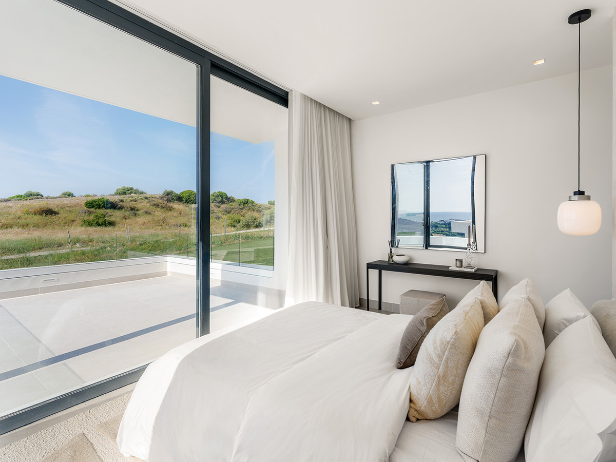 Estepona Golf: Villa de Lujo con Vistas al Mar, Descubre 10 villas de lujo en Estepona Golf, Málaga. Vistas espectaculares al mar y golf. Obra nueva con 3-6 dorm. Cerca de playa y servicios. ¡Tu estilo de vid