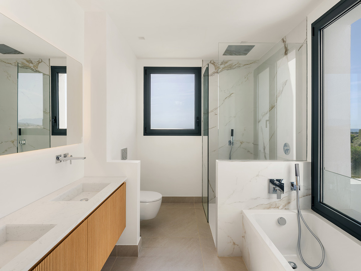 Estepona Golf: Villa de Lujo con Vistas al Mar, Descubre 10 villas de lujo en Estepona Golf, Málaga. Vistas espectaculares al mar y golf. Obra nueva con 3-6 dorm. Cerca de playa y servicios. ¡Tu estilo de vid