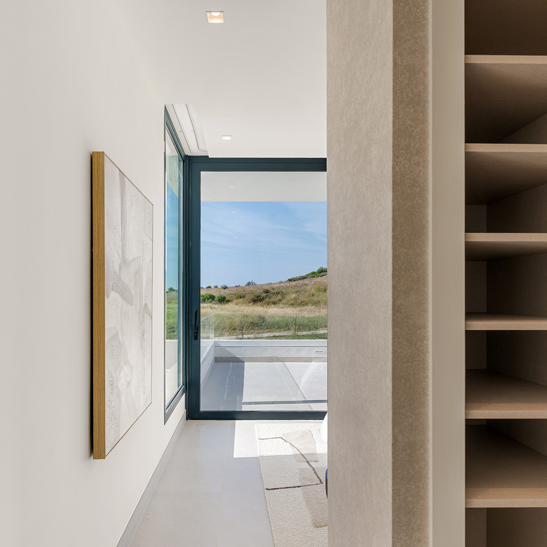 Estepona Golf: Villa de Lujo con Vistas al Mar, Descubre 10 villas de lujo en Estepona Golf, Málaga. Vistas espectaculares al mar y golf. Obra nueva con 3-6 dorm. Cerca de playa y servicios. ¡Tu estilo de vid
