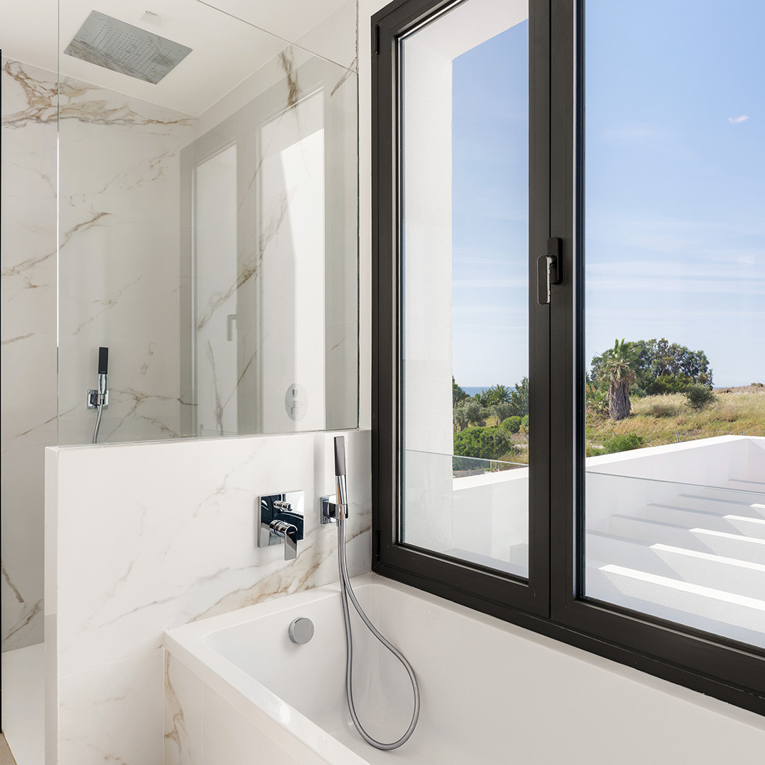 Estepona Golf: Villa de Lujo con Vistas al Mar, Descubre 10 villas de lujo en Estepona Golf, Málaga. Vistas espectaculares al mar y golf. Obra nueva con 3-6 dorm. Cerca de playa y servicios. ¡Tu estilo de vid