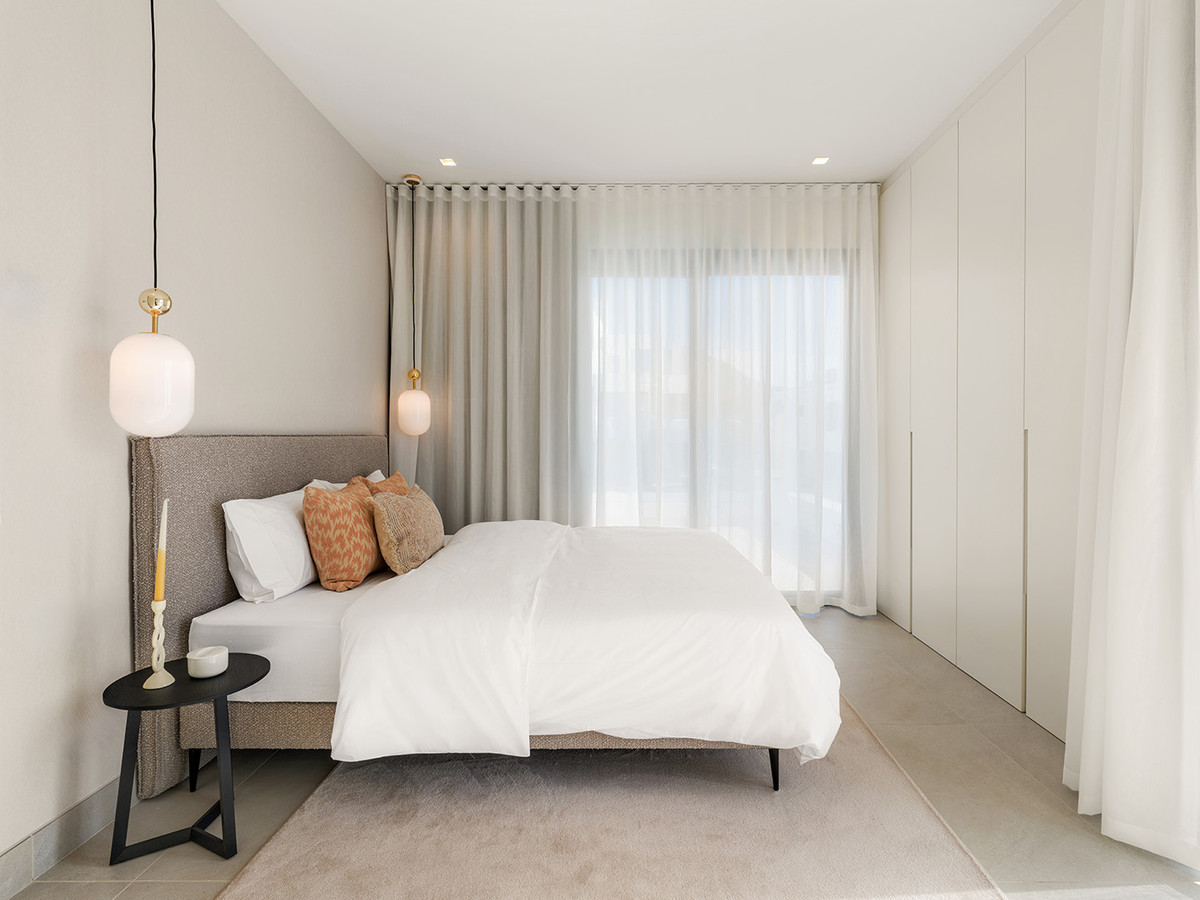 Estepona Golf: Villa de Lujo con Vistas al Mar, Descubre 10 villas de lujo en Estepona Golf, Málaga. Vistas espectaculares al mar y golf. Obra nueva con 3-6 dorm. Cerca de playa y servicios. ¡Tu estilo de vid
