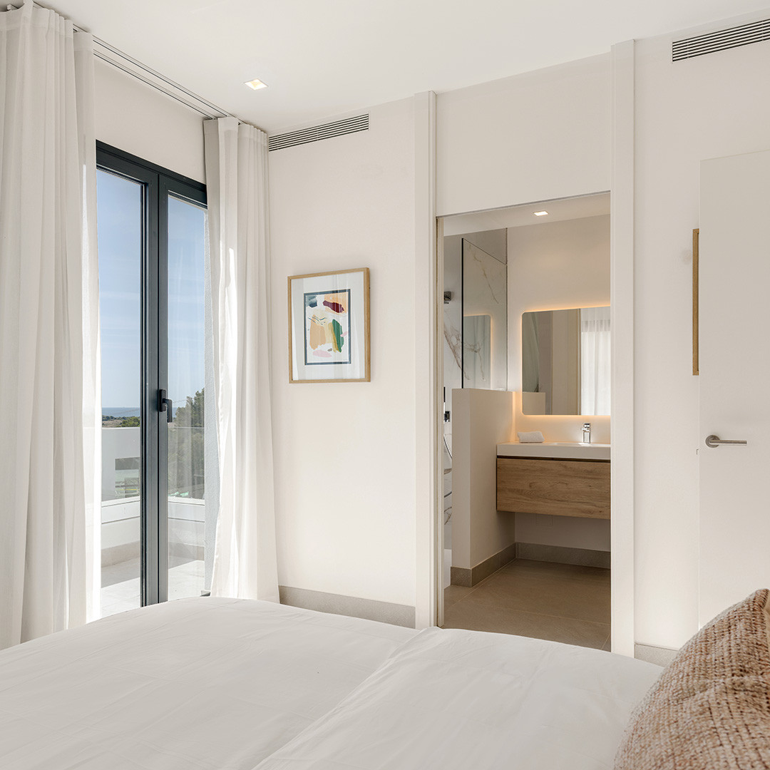 Estepona Golf: Villa de Lujo con Vistas al Mar, Descubre 10 villas de lujo en Estepona Golf, Málaga. Vistas espectaculares al mar y golf. Obra nueva con 3-6 dorm. Cerca de playa y servicios. ¡Tu estilo de vid