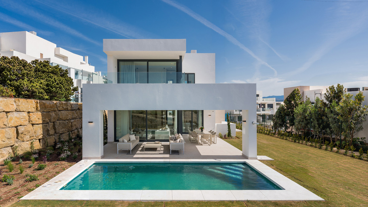 Estepona Golf: Villa de Lujo con Vistas al Mar, Descubre 10 villas de lujo en Estepona Golf, Málaga. Vistas espectaculares al mar y golf. Obra nueva con 3-6 dorm. Cerca de playa y servicios. ¡Tu estilo de vid