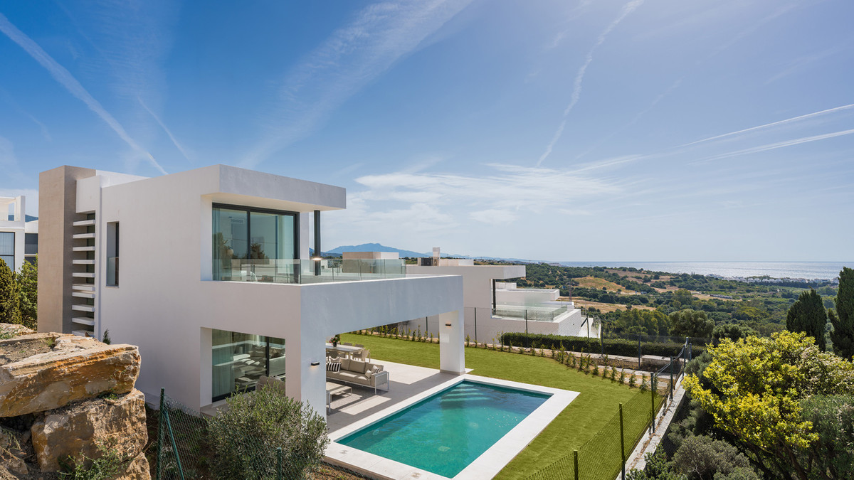 Estepona Golf: Villa de Lujo con Vistas al Mar, Descubre 10 villas de lujo en Estepona Golf, Málaga. Vistas espectaculares al mar y golf. Obra nueva con 3-6 dorm. Cerca de playa y servicios. ¡Tu estilo de vid