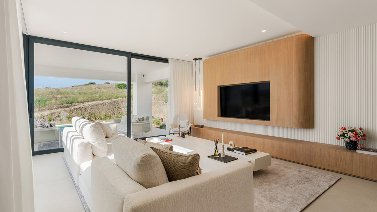 Estepona Golf: Villa de Lujo con Vistas al Mar, Descubre 10 villas de lujo en Estepona Golf, Málaga. Vistas espectaculares al mar y golf. Obra nueva con 3-6 dorm. Cerca de playa y servicios. ¡Tu estilo de vid