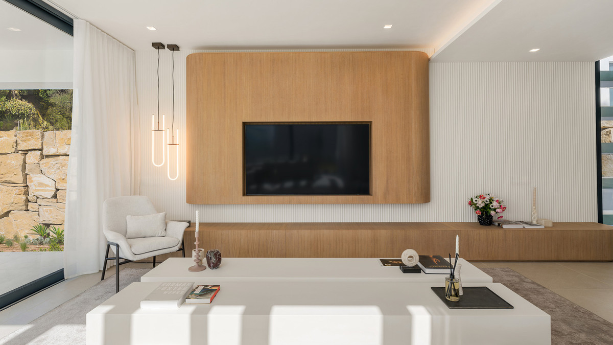 Estepona Golf: Villa de Lujo con Vistas al Mar, Descubre 10 villas de lujo en Estepona Golf, Málaga. Vistas espectaculares al mar y golf. Obra nueva con 3-6 dorm. Cerca de playa y servicios. ¡Tu estilo de vid