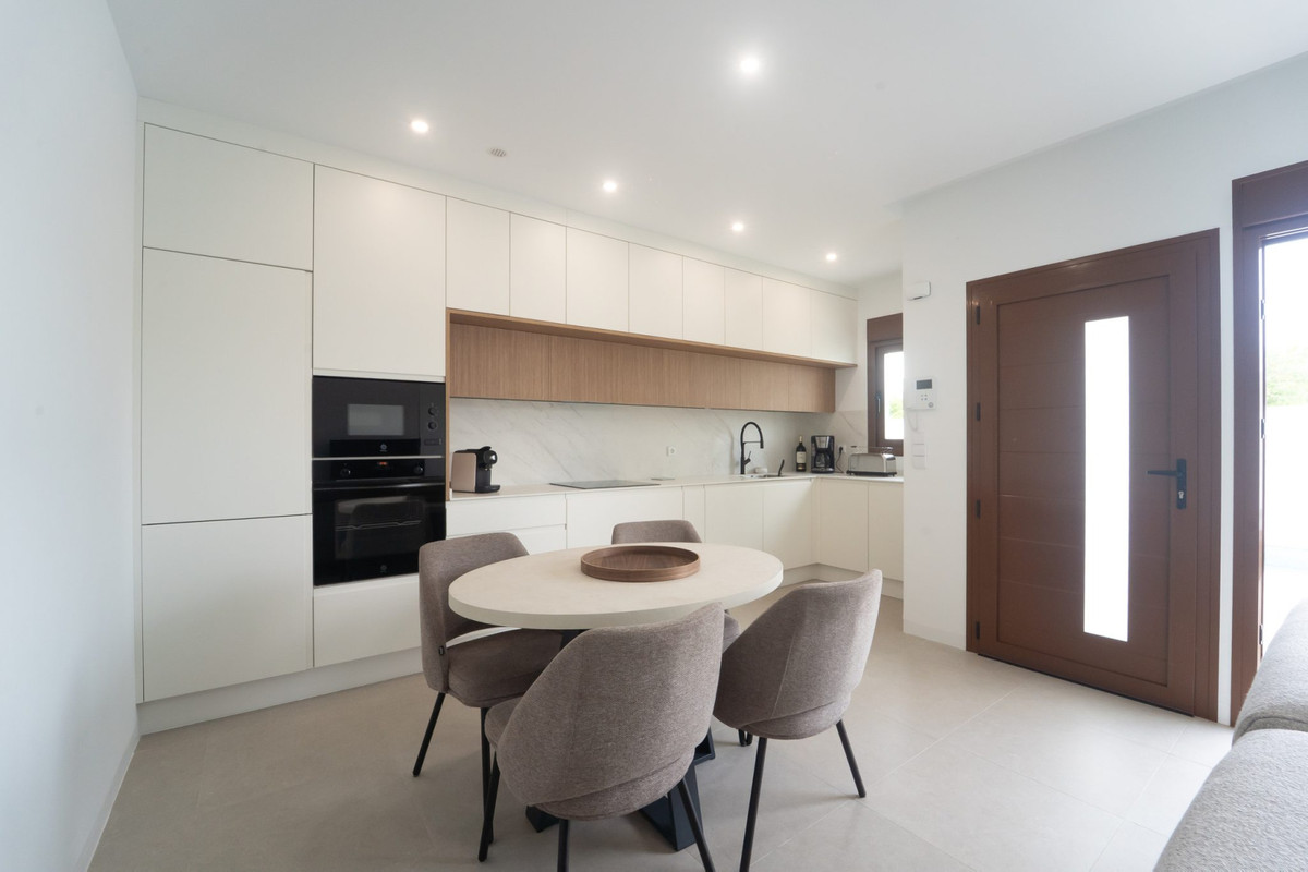 Exclusiva Villa Moderna con Piscina en Torre-Pacheco, Murcia, Descubre 6 villas de diseño contemporáneo en Torre-Pacheco, Murcia. 2 dorm., 2 baños, piscina privada, solárium y parking. Cerca de golf y playas del Mar Menor.