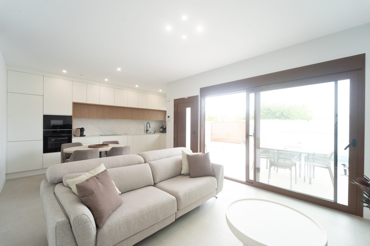 Exclusiva Villa Moderna con Piscina en Torre-Pacheco, Murcia, Descubre 6 villas de diseño contemporáneo en Torre-Pacheco, Murcia. 2 dorm., 2 baños, piscina privada, solárium y parking. Cerca de golf y playas del Mar Menor.