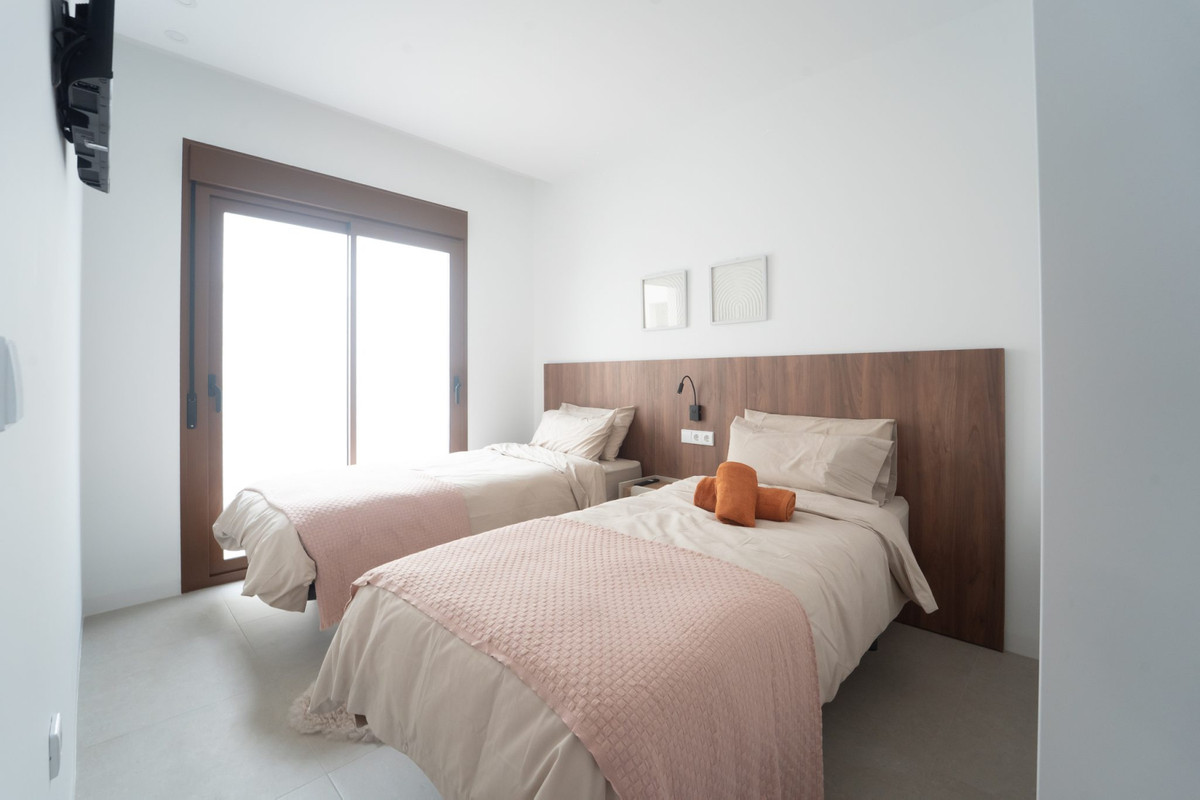 Exclusiva Villa Moderna con Piscina en Torre-Pacheco, Murcia, Descubre 6 villas de diseño contemporáneo en Torre-Pacheco, Murcia. 2 dorm., 2 baños, piscina privada, solárium y parking. Cerca de golf y playas del Mar Menor.